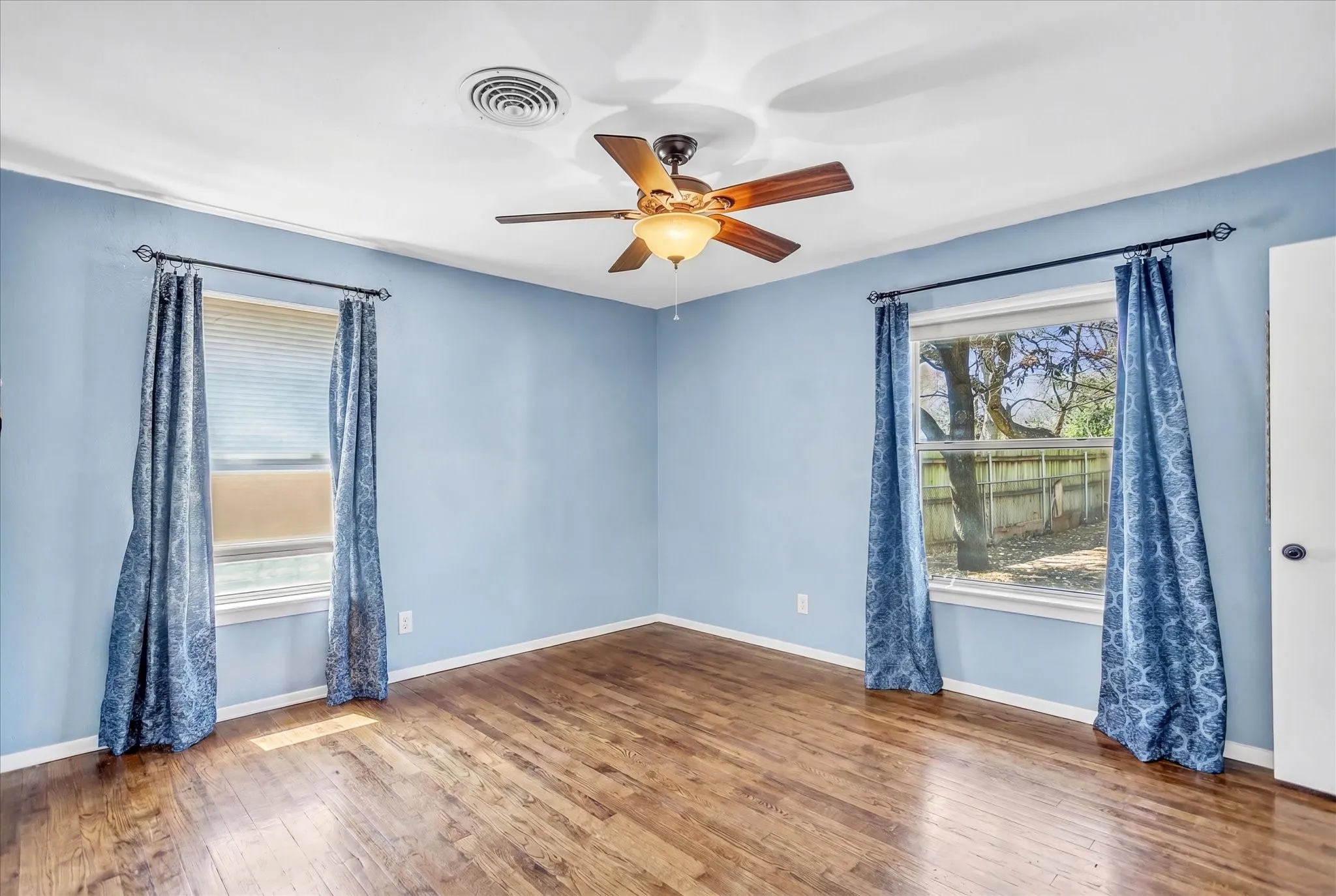 Single Family Residence For Sale in Tarrant County , 709 Hurstview Drive, Hurst, Texas 76053, 3 Bedroom, 2 Bathroom, Garage spaces, 1,840 Sqft, built in 1957, Preowned, mls#21197256, Real Estate Agent in Hurst, Homes For Sale in Tarrant county, Homes For Sale in Hurst, Realtor in Hurst Texas, Real Estate Brokerage Independent Realty Texas, Luminita Cordes Realtor
