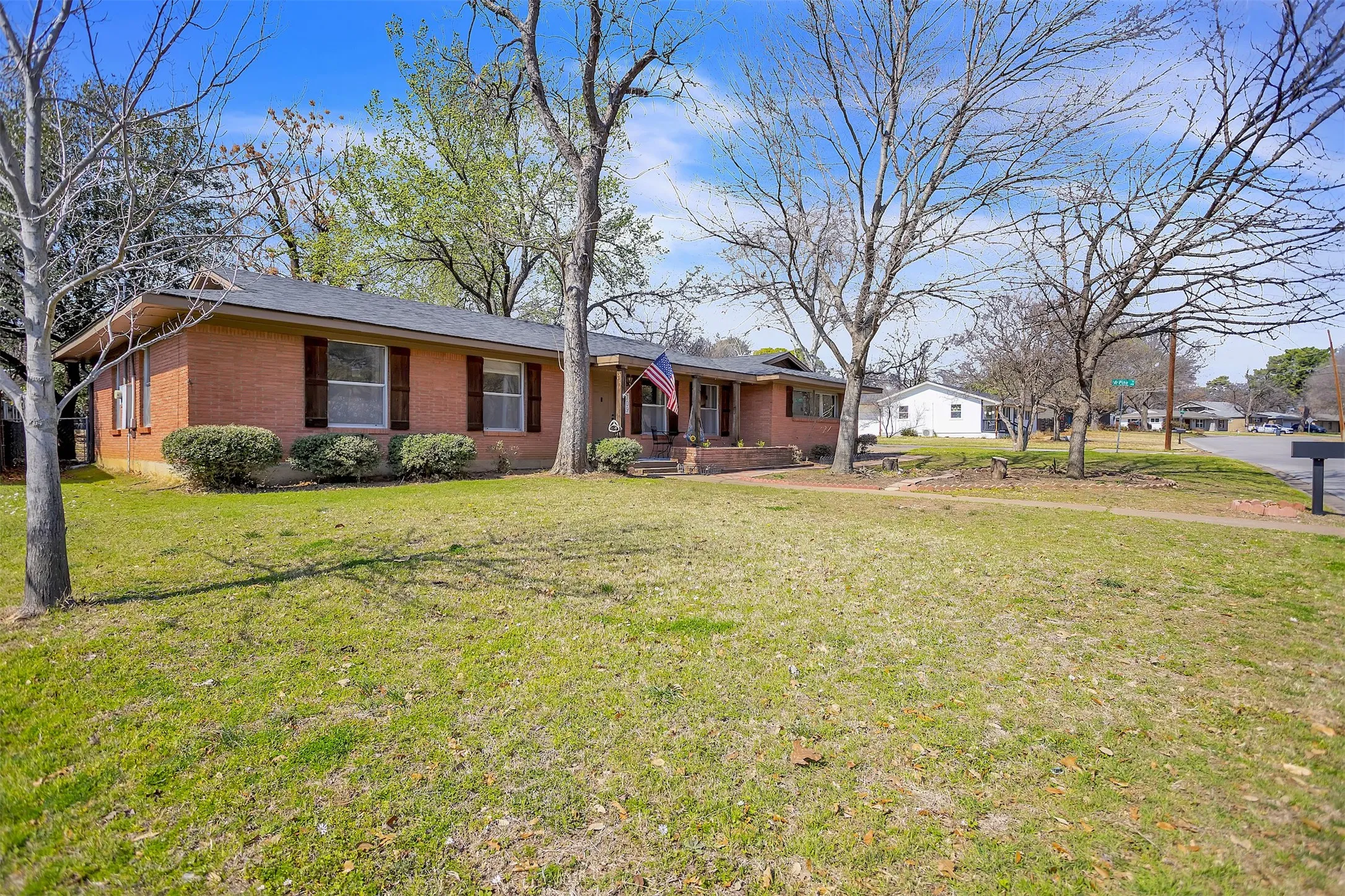 Single Family Residence For Sale in Tarrant County , 709 Hurstview Drive, Hurst, Texas 76053, 3 Bedroom, 2 Bathroom, Garage spaces, 1,840 Sqft, built in 1957, Preowned, mls#21197256, Real Estate Agent in Hurst, Homes For Sale in Tarrant county, Homes For Sale in Hurst, Realtor in Hurst Texas, Real Estate Brokerage Independent Realty Texas, Luminita Cordes Realtor