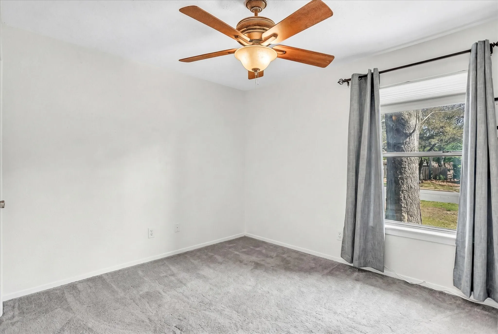 Single Family Residence For Sale in Tarrant County , 709 Hurstview Drive, Hurst, Texas 76053, 3 Bedroom, 2 Bathroom, Garage spaces, 1,840 Sqft, built in 1957, Preowned, mls#21197256, Real Estate Agent in Hurst, Homes For Sale in Tarrant county, Homes For Sale in Hurst, Realtor in Hurst Texas, Real Estate Brokerage Independent Realty Texas, Luminita Cordes Realtor