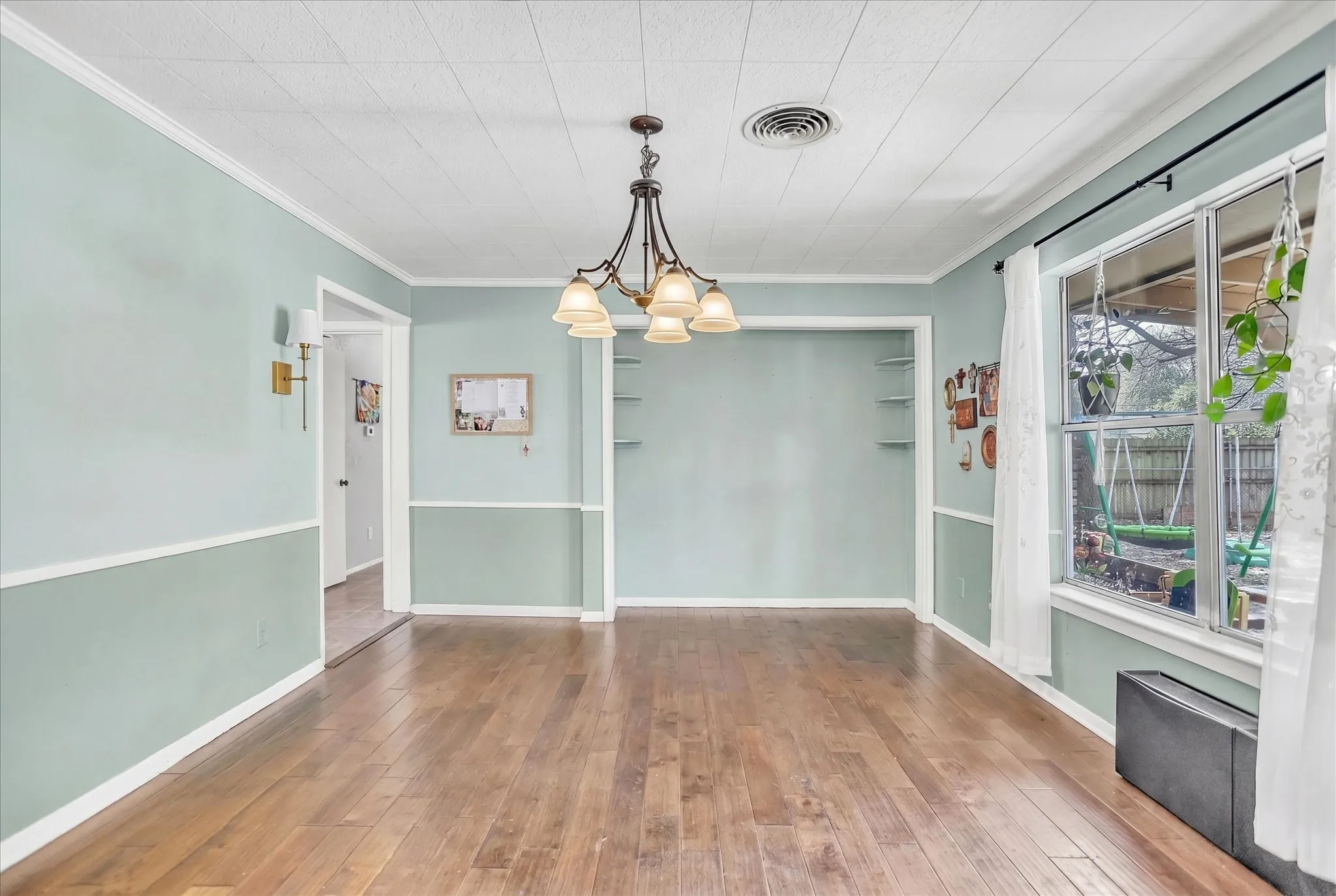 Single Family Residence For Sale in Tarrant County , 709 Hurstview Drive, Hurst, Texas 76053, 3 Bedroom, 2 Bathroom, Garage spaces, 1,840 Sqft, built in 1957, Preowned, mls#21197256, Real Estate Agent in Hurst, Homes For Sale in Tarrant county, Homes For Sale in Hurst, Realtor in Hurst Texas, Real Estate Brokerage Independent Realty Texas, Luminita Cordes Realtor