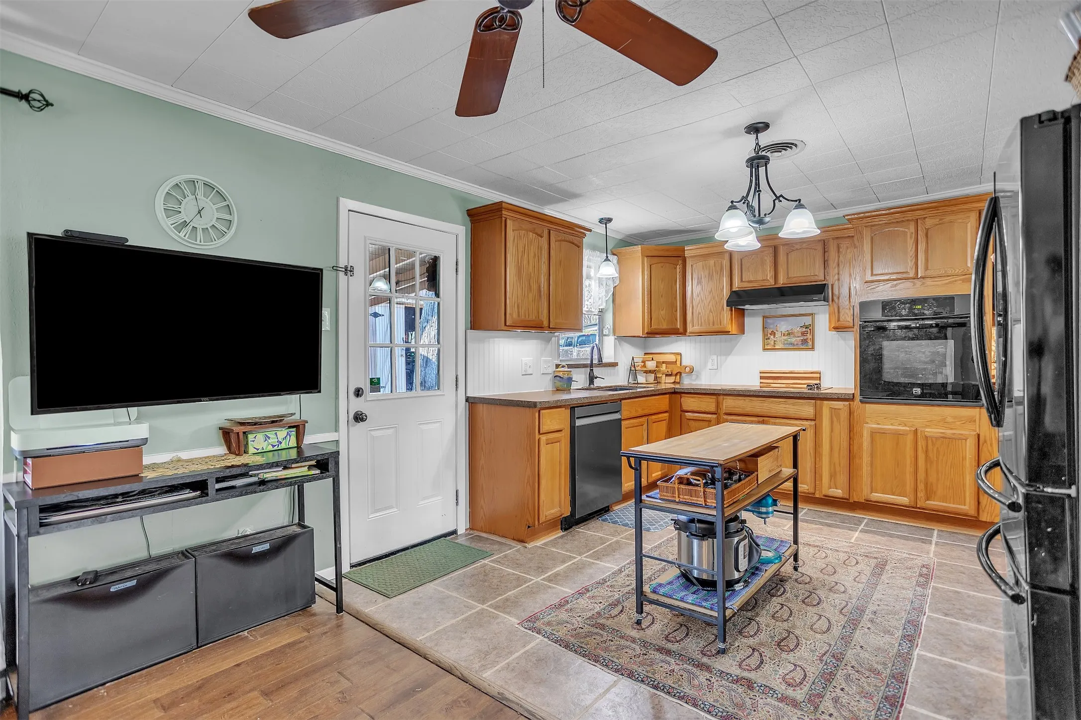 Single Family Residence For Sale in Tarrant County , 709 Hurstview Drive, Hurst, Texas 76053, 3 Bedroom, 2 Bathroom, Garage spaces, 1,840 Sqft, built in 1957, Preowned, mls#21197256, Real Estate Agent in Hurst, Homes For Sale in Tarrant county, Homes For Sale in Hurst, Realtor in Hurst Texas, Real Estate Brokerage Independent Realty Texas, Luminita Cordes Realtor