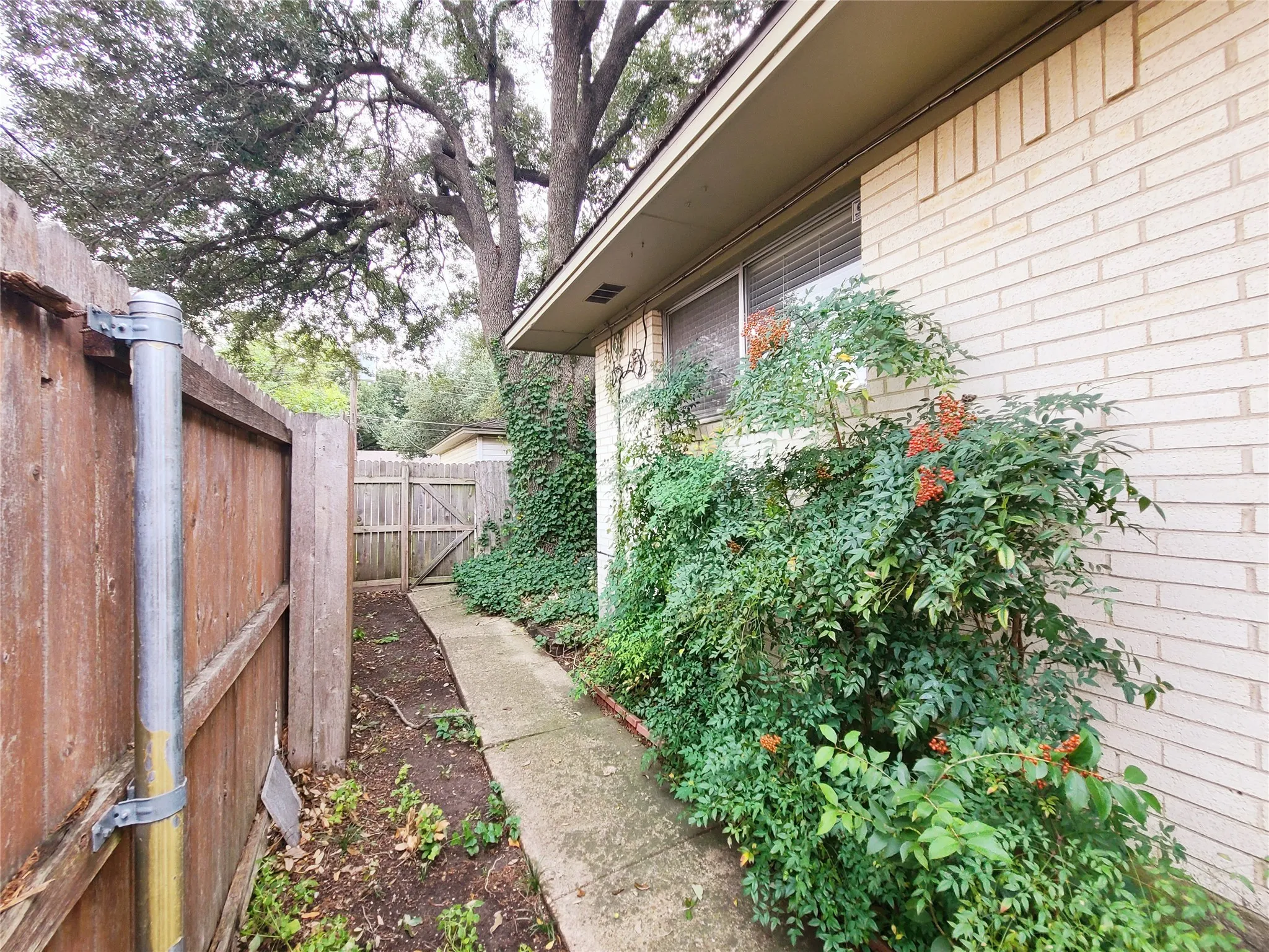 Duplex For Sale in Dallas County , 7434 Brentcove Circle, Dallas, Texas 75214, 4 Bedrooms, 4 Bathrooms, 2 Garage spaces, 0 Sqft, built in 1964, Preowned, Price $750,000, mls#21197347, Real Estate Agent in Dallas, Homes For Sale in Dallas county, Homes For Sale in Dallas, Realtor in Dallas Texas, Real Estate Brokerage Independent Realty Texas, Luminita Cordes Realtor
