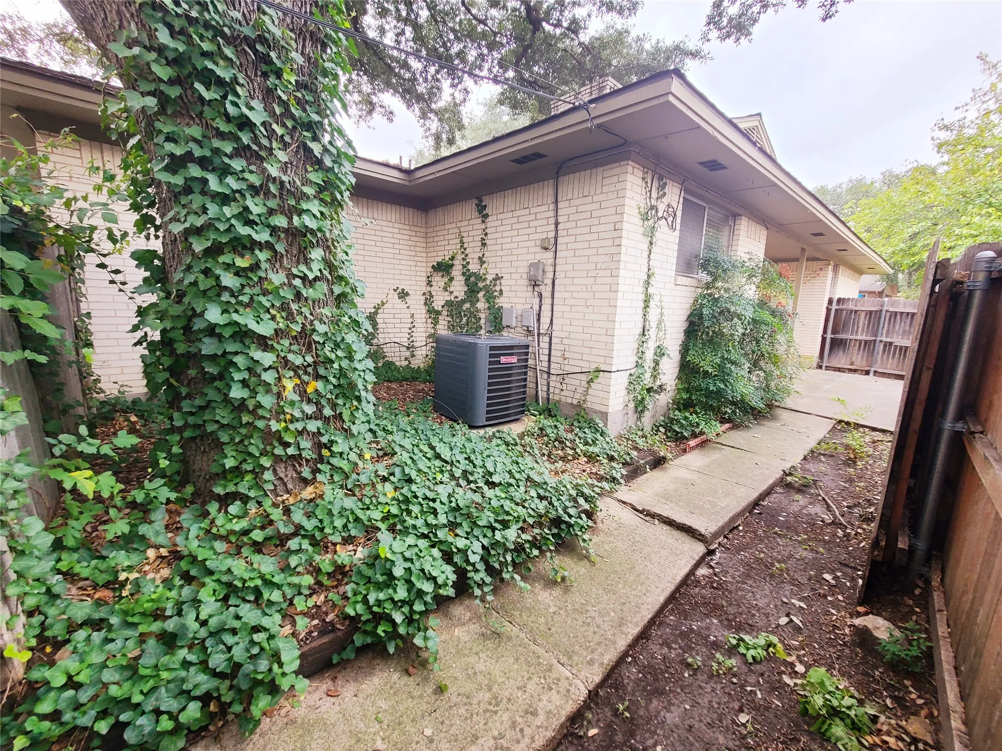 Duplex For Sale in Dallas County , 7434 Brentcove Circle, Dallas, Texas 75214, 4 Bedrooms, 4 Bathrooms, 2 Garage spaces, 0 Sqft, built in 1964, Preowned, Price $750,000, mls#21197347, Real Estate Agent in Dallas, Homes For Sale in Dallas county, Homes For Sale in Dallas, Realtor in Dallas Texas, Real Estate Brokerage Independent Realty Texas, Luminita Cordes Realtor