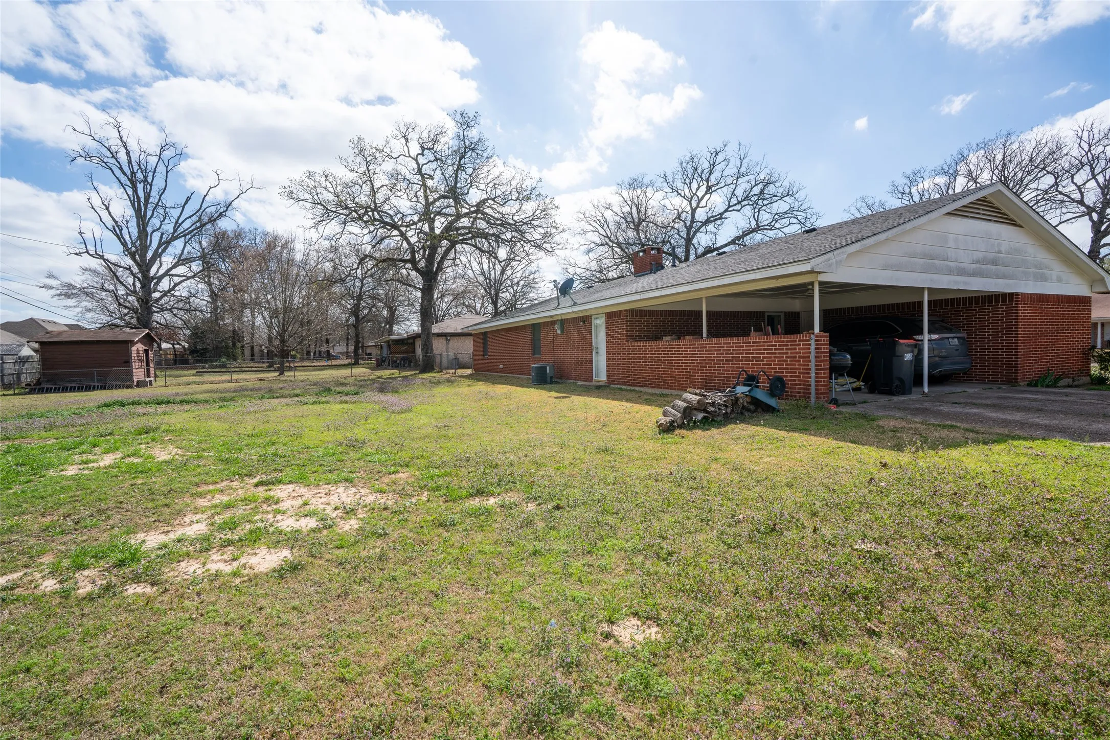 Single Family Residence For Sale in Lamar County , 15 SW 45th, Paris, Texas 75460, 3 Bedroom, 3 Bathroom, Garage spaces, 2,412 Sqft, built in 1978, mls#21198408, Real Estate Agent in Paris, Homes For Sale in Lamar county, Homes For Sale in Paris, Realtor in Paris Texas, Real Estate Brokerage Independent Realty Texas, Luminita Cordes Realtor