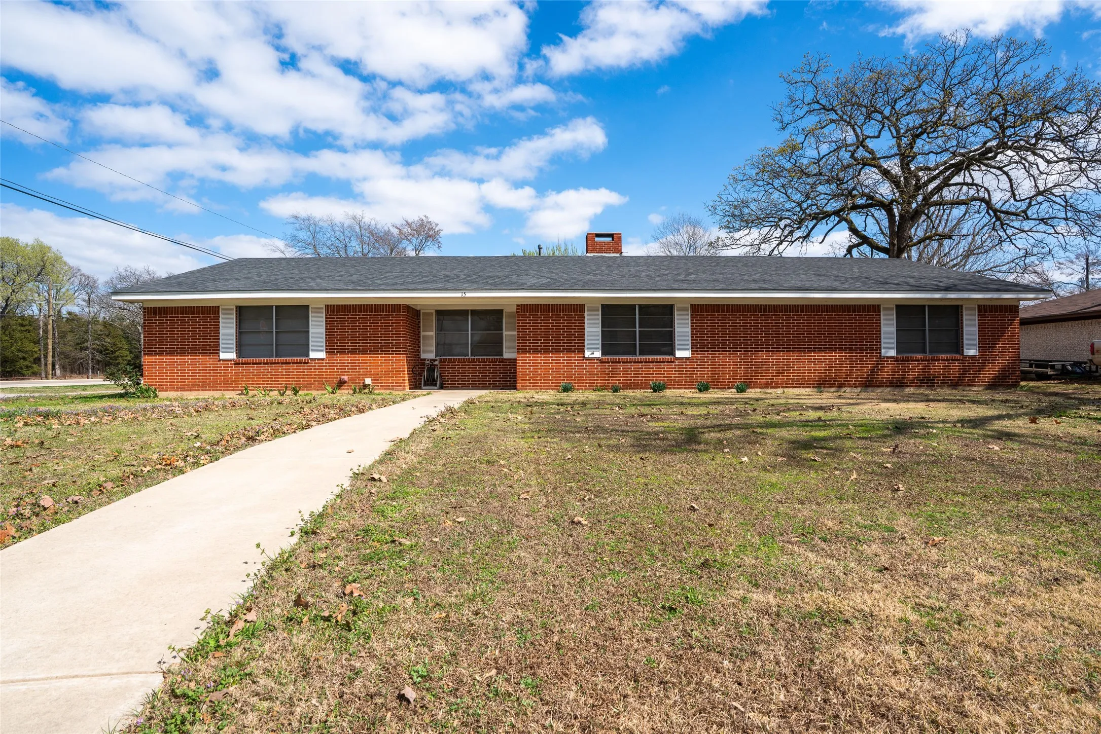 Single Family Residence For Sale in Lamar County , 15 SW 45th, Paris, Texas 75460, 3 Bedroom, 3 Bathroom, Garage spaces, 2,412 Sqft, built in 1978, mls#21198408, Real Estate Agent in Paris, Homes For Sale in Lamar county, Homes For Sale in Paris, Realtor in Paris Texas, Real Estate Brokerage Independent Realty Texas, Luminita Cordes Realtor