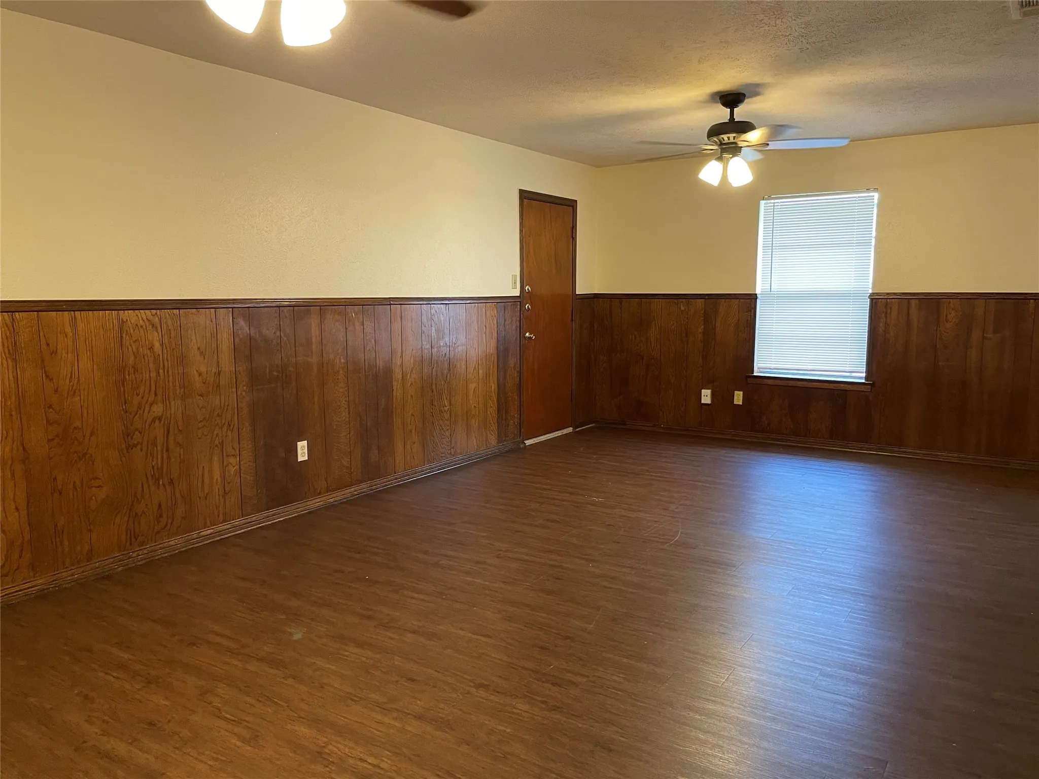 Single Family Residence For Sale in Dallas County , 123 EVELYN Street, De Soto, Texas 75115, 3 Bedrooms, 2 Bathrooms, 2 Garage spaces, 1,456 Sqft, built in 1968, Preowned, Price $225,000, mls#21198443, Real Estate Agent in De Soto, Homes For Sale in Dallas county, Homes For Sale in De Soto, Realtor in De Soto Texas, Real Estate Brokerage Independent Realty Texas, Luminita Cordes Realtor