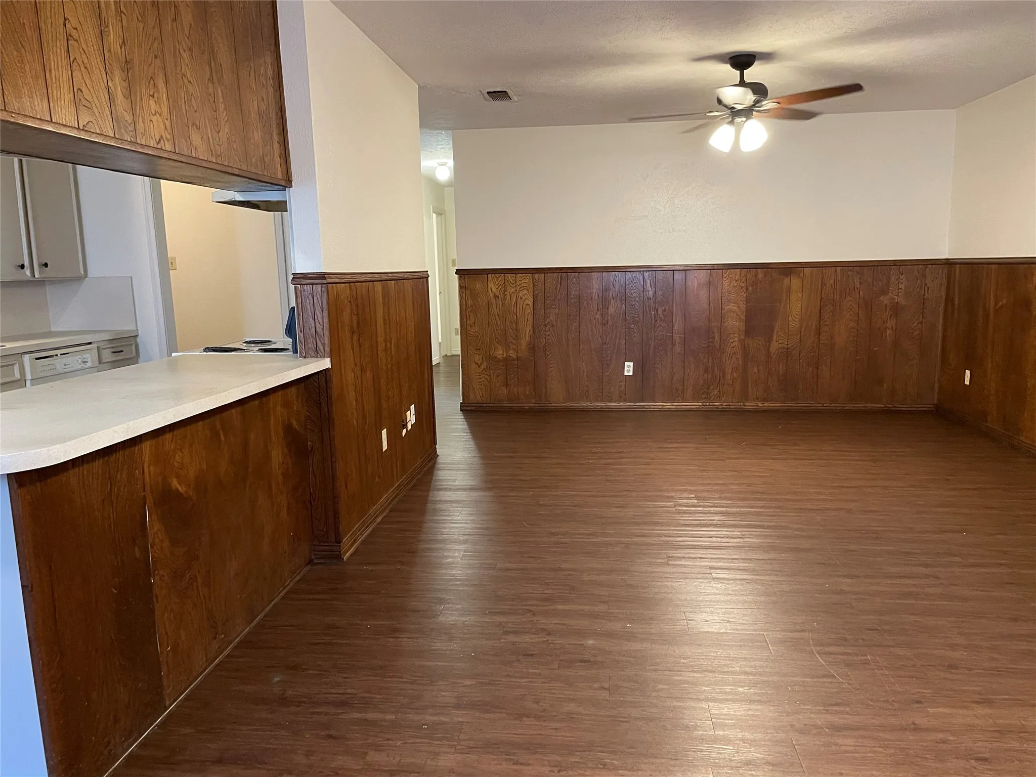 Single Family Residence For Sale in Dallas County , 123 EVELYN Street, De Soto, Texas 75115, 3 Bedrooms, 2 Bathrooms, 2 Garage spaces, 1,456 Sqft, built in 1968, Preowned, Price $225,000, mls#21198443, Real Estate Agent in De Soto, Homes For Sale in Dallas county, Homes For Sale in De Soto, Realtor in De Soto Texas, Real Estate Brokerage Independent Realty Texas, Luminita Cordes Realtor