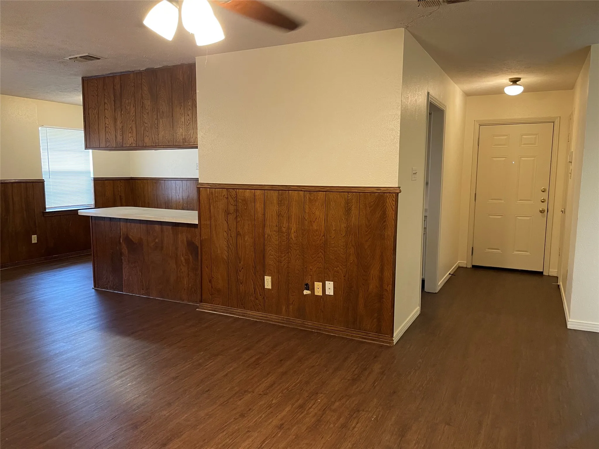 Single Family Residence For Sale in Dallas County , 123 EVELYN Street, De Soto, Texas 75115, 3 Bedrooms, 2 Bathrooms, 2 Garage spaces, 1,456 Sqft, built in 1968, Preowned, Price $225,000, mls#21198443, Real Estate Agent in De Soto, Homes For Sale in Dallas county, Homes For Sale in De Soto, Realtor in De Soto Texas, Real Estate Brokerage Independent Realty Texas, Luminita Cordes Realtor