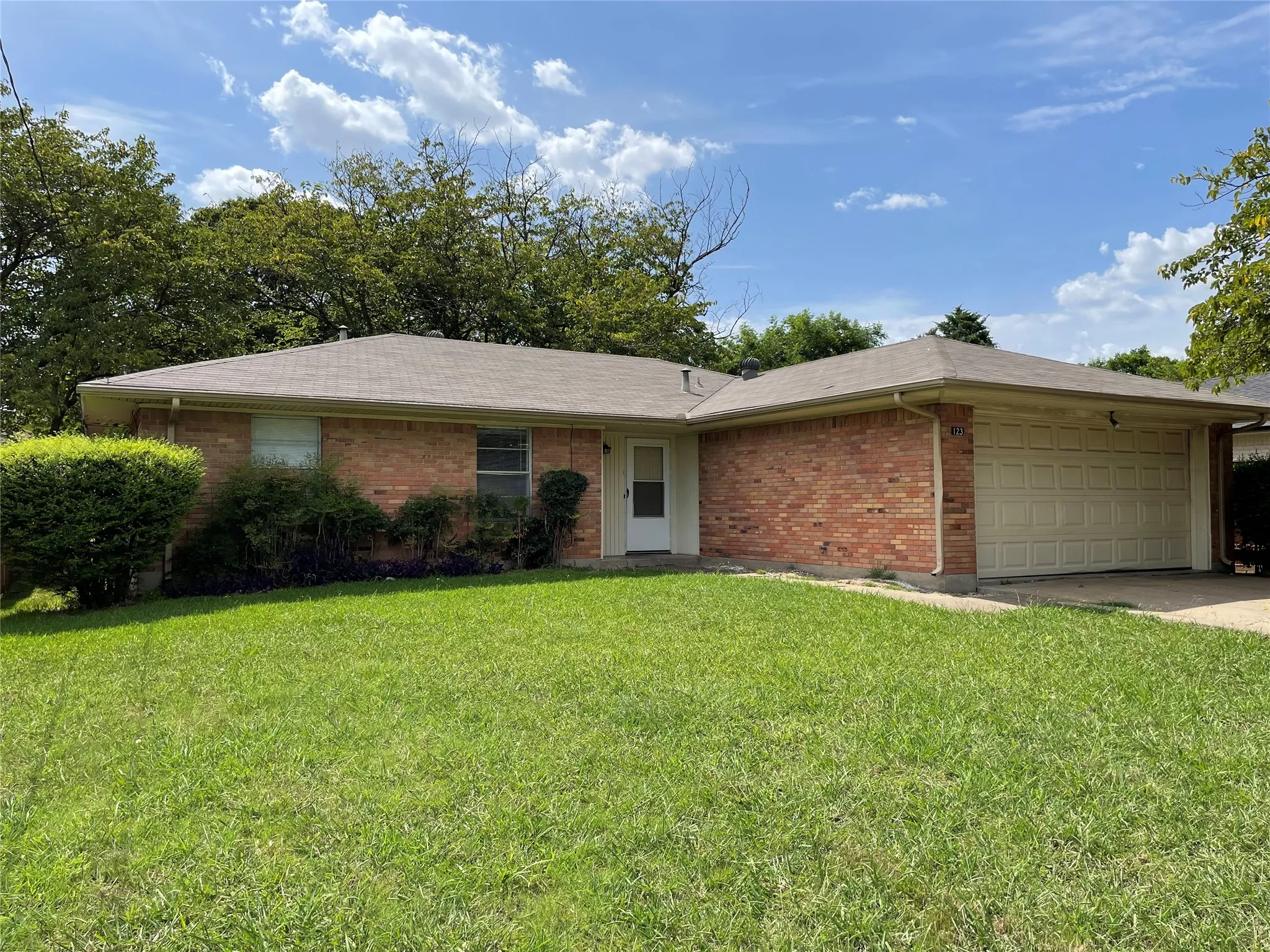 Single Family Residence For Sale in Dallas County , 123 EVELYN Street, De Soto, Texas 75115, 3 Bedrooms, 2 Bathrooms, 2 Garage spaces, 1,456 Sqft, built in 1968, Preowned, Price $225,000, mls#21198443, Real Estate Agent in De Soto, Homes For Sale in Dallas county, Homes For Sale in De Soto, Realtor in De Soto Texas, Real Estate Brokerage Independent Realty Texas, Luminita Cordes Realtor