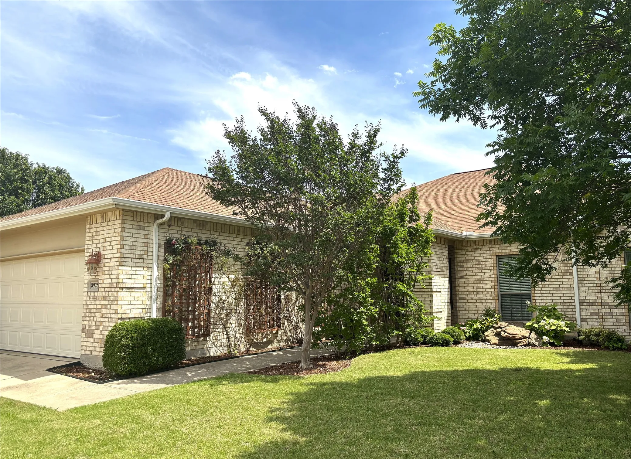 Single Family Residence For Sale in Denton County , 8925 Crestview Drive, Denton, Texas 76207, 3 Bedroom, 2 Bathroom, 2 Garage spaces, 2,274 Sqft, built in 2005, mls#21195766, Real Estate Agent in Denton, Homes For Sale in Denton county, Homes For Sale in Denton, Realtor in Denton Texas, Real Estate Brokerage Independent Realty Texas, Luminita Cordes Realtor