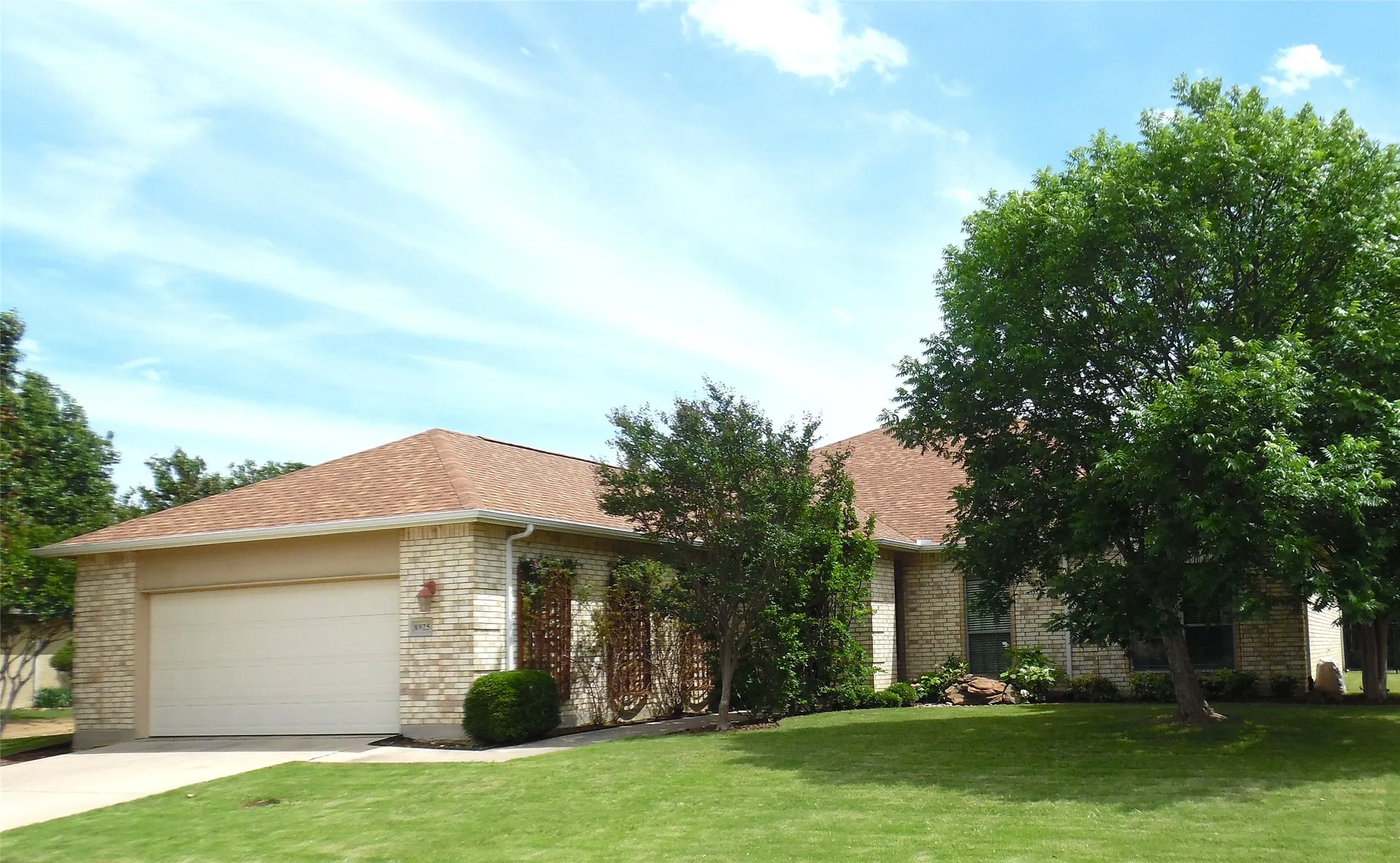 Single Family Residence For Sale in Denton County , 8925 Crestview Drive, Denton, Texas 76207, 3 Bedroom, 2 Bathroom, 2 Garage spaces, 2,274 Sqft, built in 2005, mls#21195766, Real Estate Agent in Denton, Homes For Sale in Denton county, Homes For Sale in Denton, Realtor in Denton Texas, Real Estate Brokerage Independent Realty Texas, Luminita Cordes Realtor