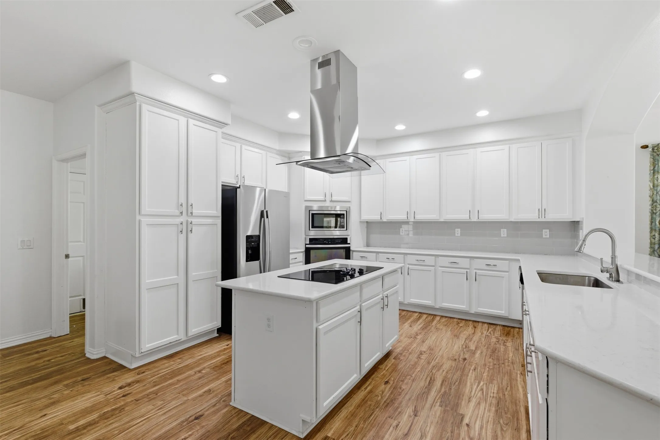 Single Family Residence For Sale in Denton County , 8925 Crestview Drive, Denton, Texas 76207, 3 Bedroom, 2 Bathroom, 2 Garage spaces, 2,274 Sqft, built in 2005, mls#21195766, Real Estate Agent in Denton, Homes For Sale in Denton county, Homes For Sale in Denton, Realtor in Denton Texas, Real Estate Brokerage Independent Realty Texas, Luminita Cordes Realtor