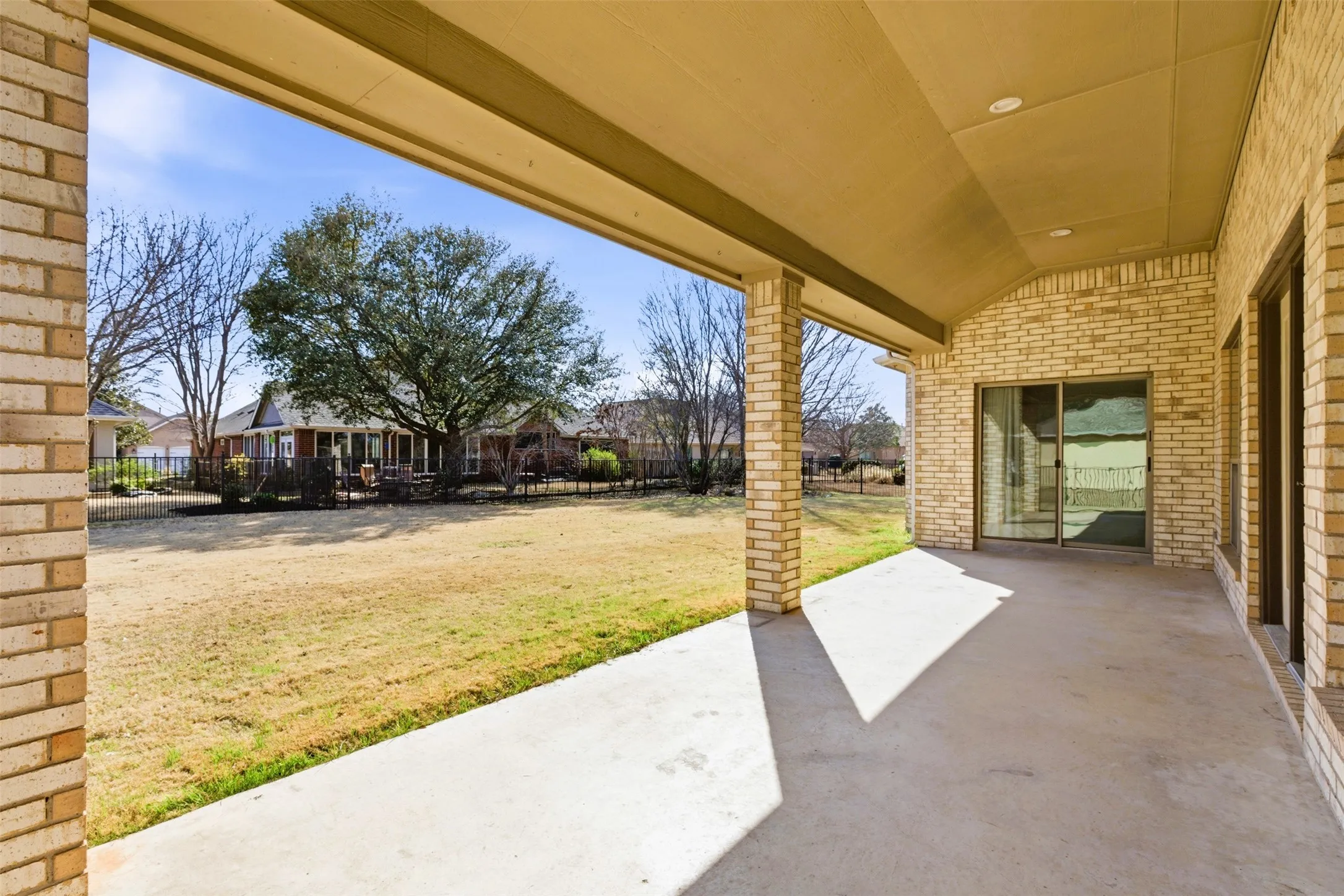 Single Family Residence For Sale in Denton County , 8925 Crestview Drive, Denton, Texas 76207, 3 Bedroom, 2 Bathroom, 2 Garage spaces, 2,274 Sqft, built in 2005, mls#21195766, Real Estate Agent in Denton, Homes For Sale in Denton county, Homes For Sale in Denton, Realtor in Denton Texas, Real Estate Brokerage Independent Realty Texas, Luminita Cordes Realtor