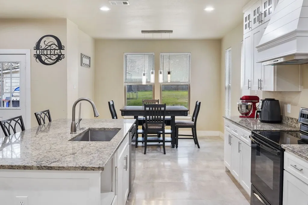 Single Family Residence For Sale in Hopkins County , 216 Craig Street, Sulphur Springs, Texas 75482, 3 Bedroom, 3 Bathroom, 2 Garage spaces, 1,877 Sqft, built in 2021, mls#21197901, Real Estate Agent in Sulphur Springs, Homes For Sale in Hopkins county, Homes For Sale in Sulphur Springs, Realtor in Sulphur Springs Texas, Real Estate Brokerage Independent Realty Texas, Luminita Cordes Realtor