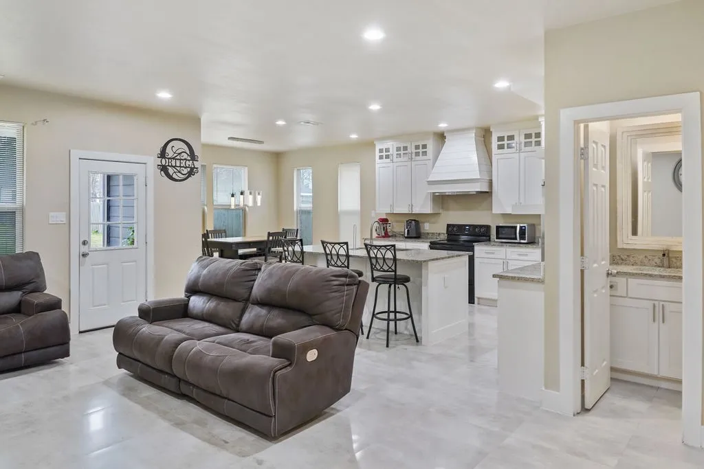 Single Family Residence For Sale in Hopkins County , 216 Craig Street, Sulphur Springs, Texas 75482, 3 Bedroom, 3 Bathroom, 2 Garage spaces, 1,877 Sqft, built in 2021, mls#21197901, Real Estate Agent in Sulphur Springs, Homes For Sale in Hopkins county, Homes For Sale in Sulphur Springs, Realtor in Sulphur Springs Texas, Real Estate Brokerage Independent Realty Texas, Luminita Cordes Realtor