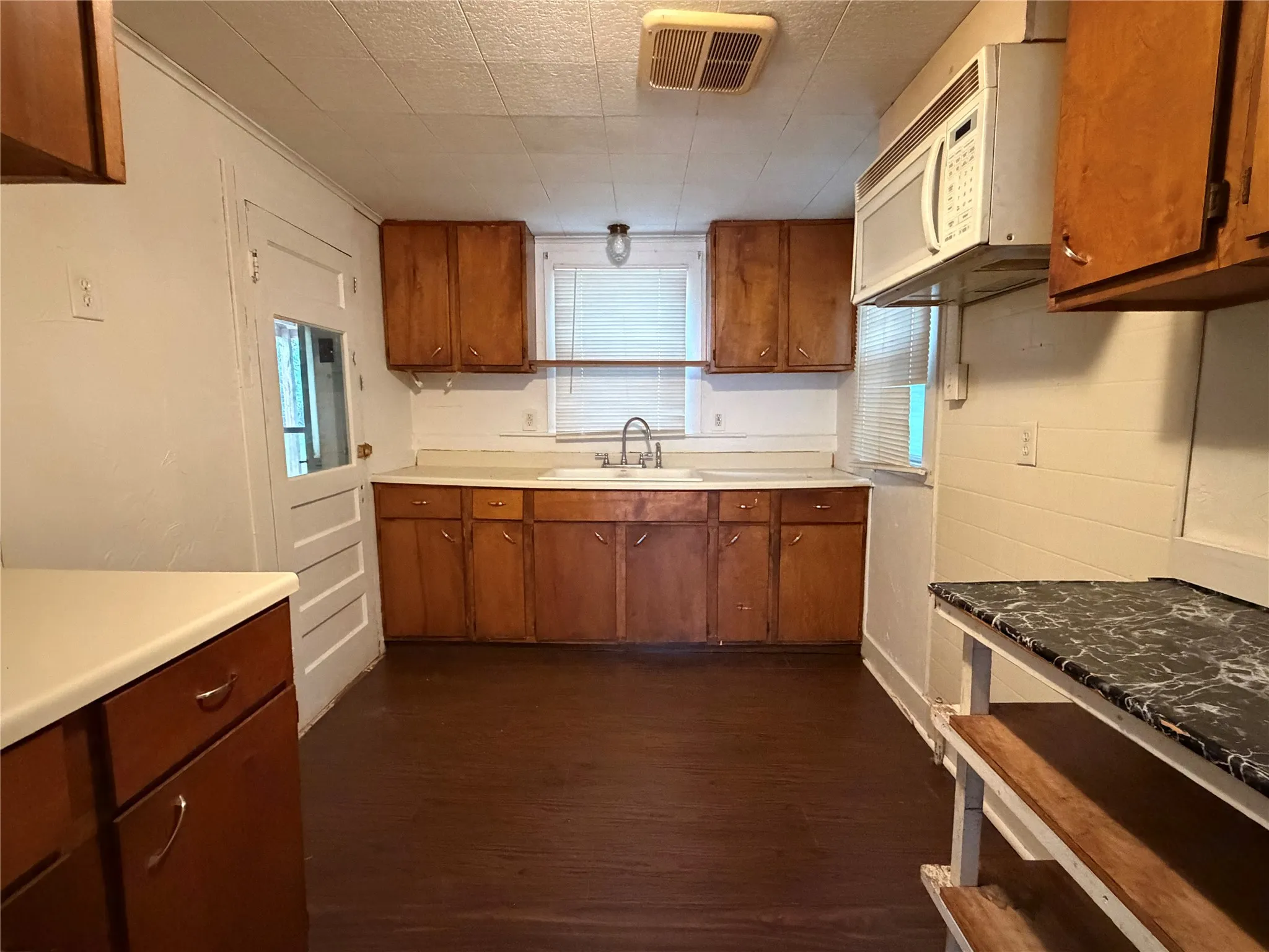 Single Family Residence For Sale in Grayson County , 2931 S Barrett Avenue, Denison, Texas 75020, 2 Bedroom, 2 Bathroom, Garage spaces, 1,141 Sqft, built in 1940, Preowned, mls#21197718, Real Estate Agent in Denison, Homes For Sale in Grayson county, Homes For Sale in Denison, Realtor in Denison Texas, Real Estate Brokerage Independent Realty Texas, Luminita Cordes Realtor