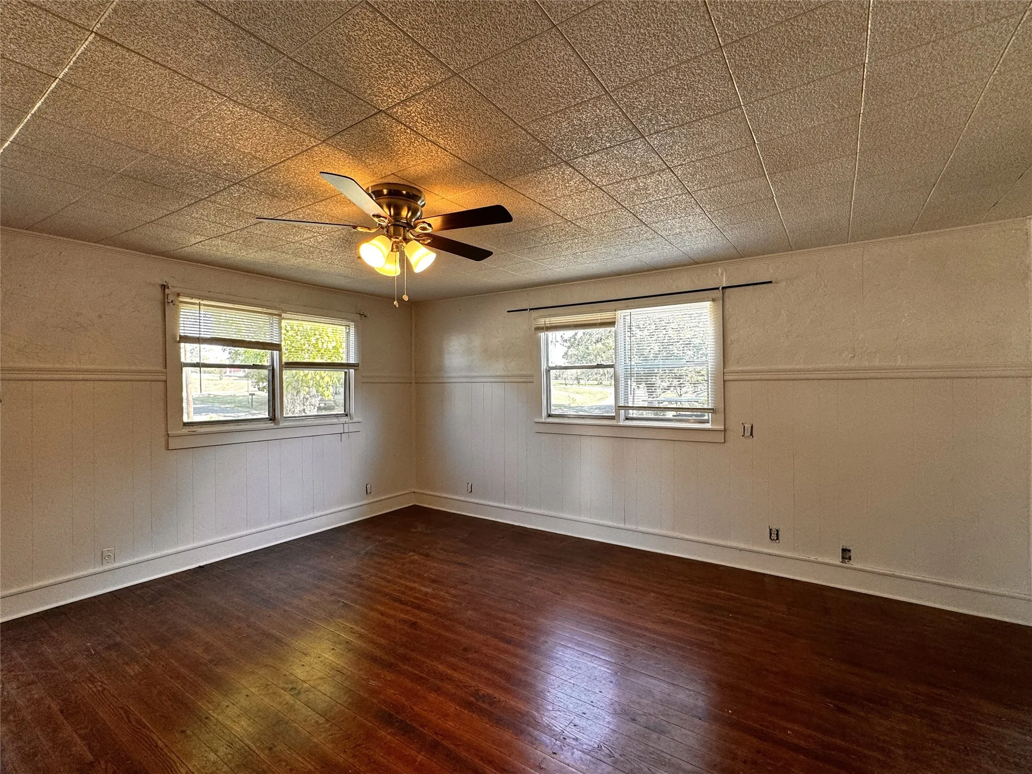 Single Family Residence For Sale in Grayson County , 2931 S Barrett Avenue, Denison, Texas 75020, 2 Bedroom, 2 Bathroom, Garage spaces, 1,141 Sqft, built in 1940, Preowned, mls#21197718, Real Estate Agent in Denison, Homes For Sale in Grayson county, Homes For Sale in Denison, Realtor in Denison Texas, Real Estate Brokerage Independent Realty Texas, Luminita Cordes Realtor