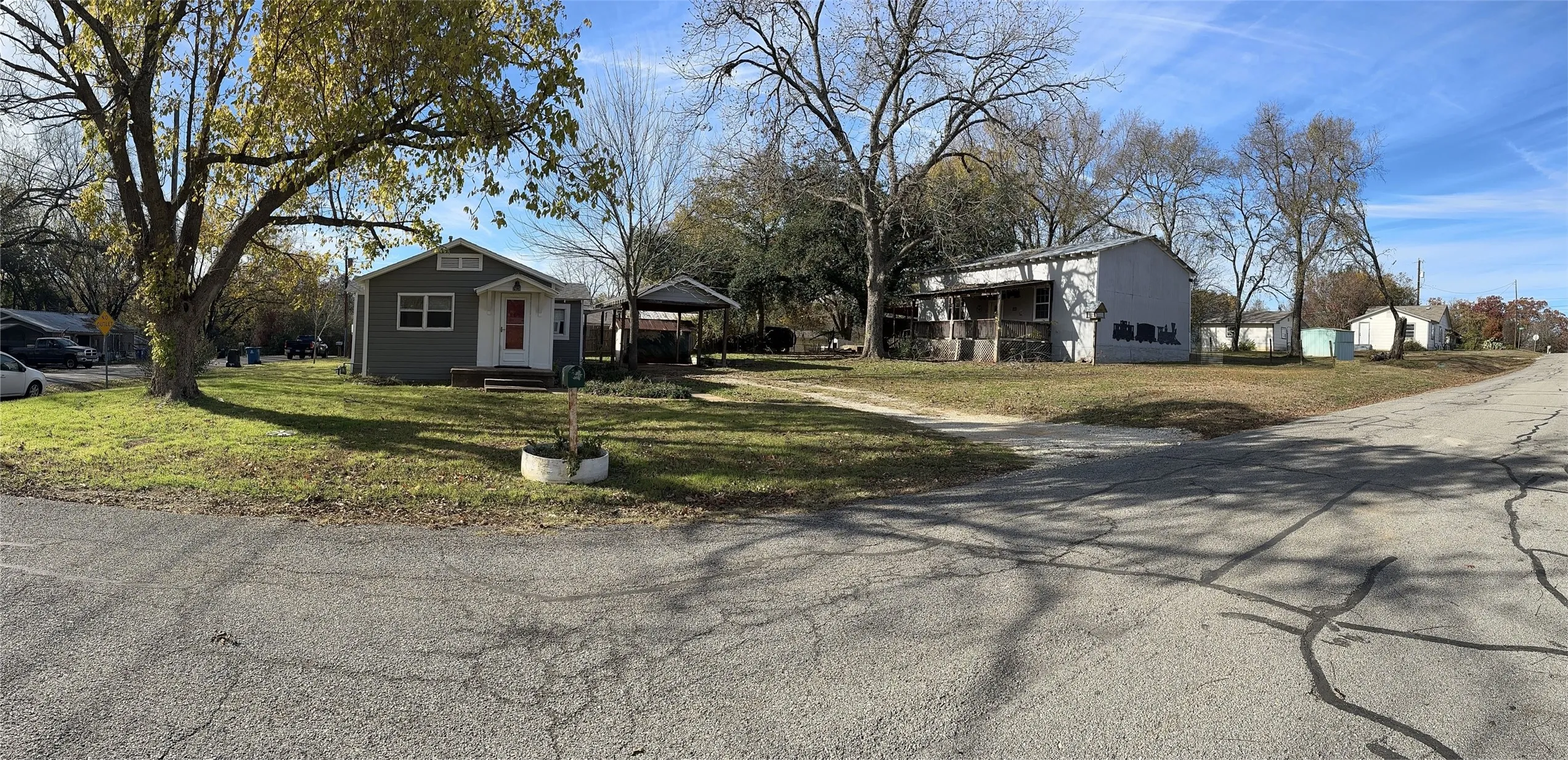 Single Family Residence For Sale in Grayson County , 2931 S Barrett Avenue, Denison, Texas 75020, 2 Bedroom, 2 Bathroom, Garage spaces, 1,141 Sqft, built in 1940, Preowned, mls#21197718, Real Estate Agent in Denison, Homes For Sale in Grayson county, Homes For Sale in Denison, Realtor in Denison Texas, Real Estate Brokerage Independent Realty Texas, Luminita Cordes Realtor