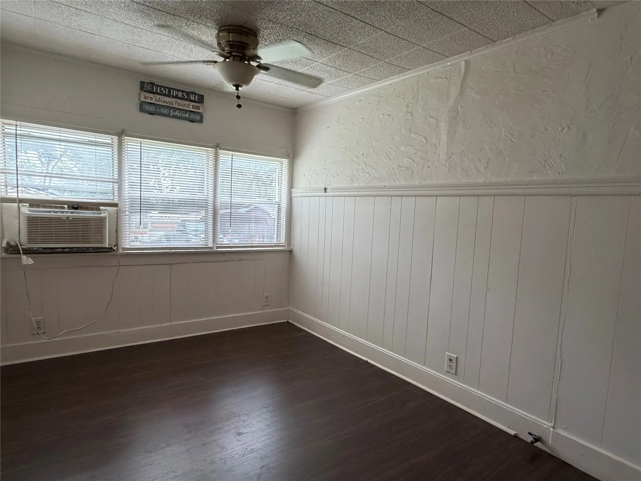 Single Family Residence For Sale in Grayson County , 2931 S Barrett Avenue, Denison, Texas 75020, 2 Bedroom, 2 Bathroom, Garage spaces, 1,141 Sqft, built in 1940, Preowned, mls#21197718, Real Estate Agent in Denison, Homes For Sale in Grayson county, Homes For Sale in Denison, Realtor in Denison Texas, Real Estate Brokerage Independent Realty Texas, Luminita Cordes Realtor