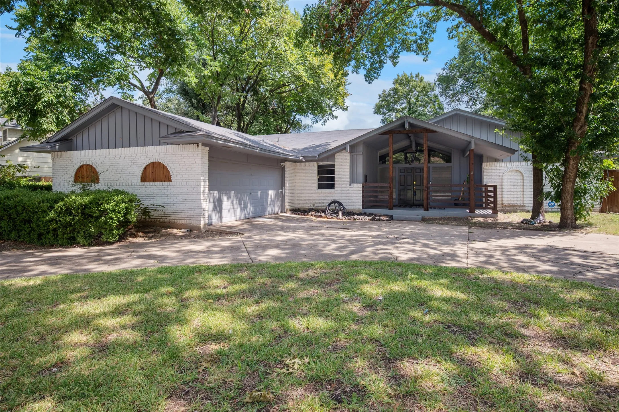 Single Family Residence For Sale in Dallas County , 912 Glen Oaks Boulevard, Dallas, Texas 75232, 3 Bedroom, 3 Bathroom, 2 Garage spaces, 2,058 Sqft, built in 1964, mls#21197996, Real Estate Agent in Dallas, Homes For Sale in Dallas county, Homes For Sale in Dallas, Realtor in Dallas Texas, Real Estate Brokerage Independent Realty Texas, Luminita Cordes Realtor
