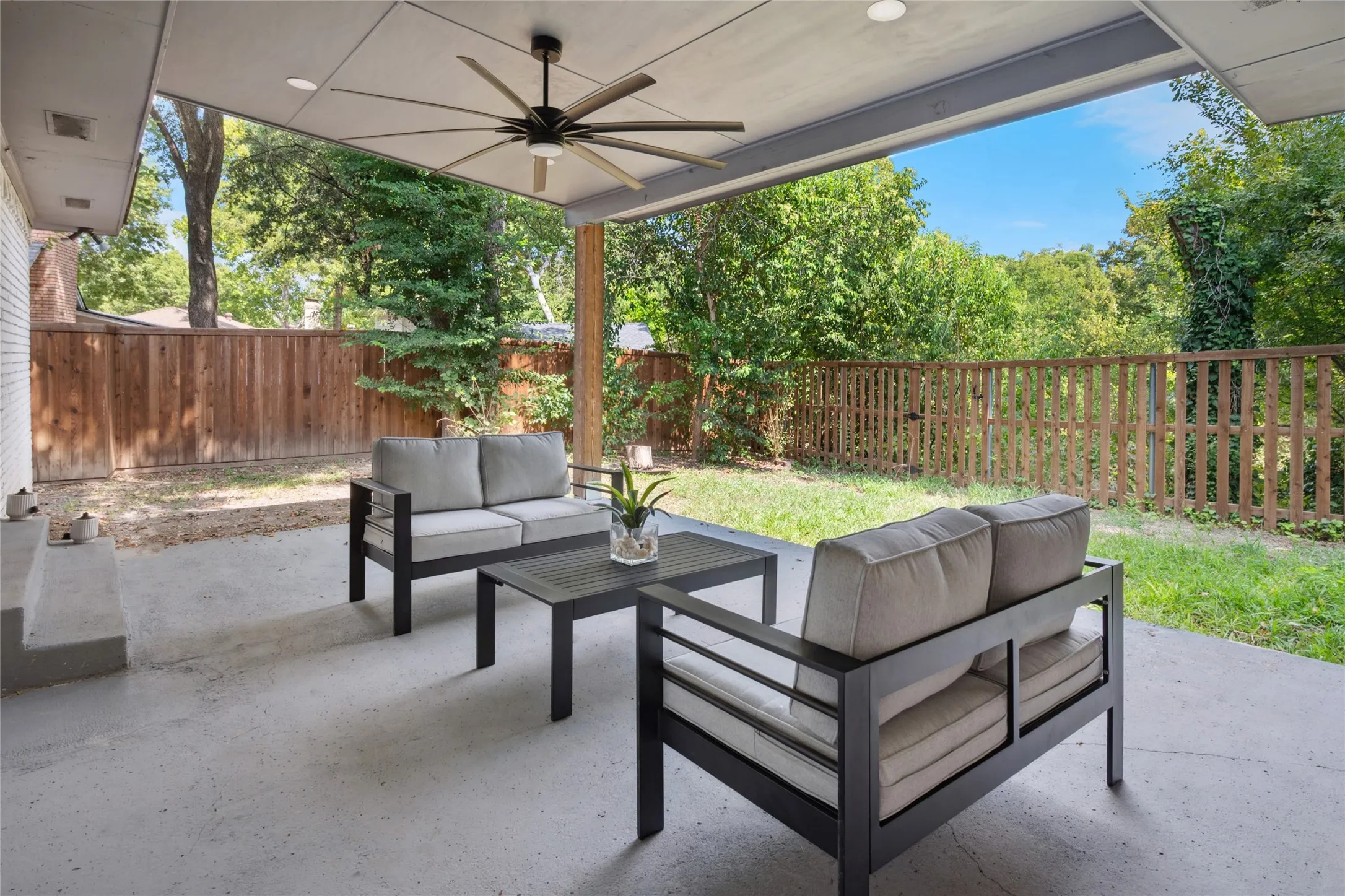 Single Family Residence For Sale in Dallas County , 912 Glen Oaks Boulevard, Dallas, Texas 75232, 3 Bedroom, 3 Bathroom, 2 Garage spaces, 2,058 Sqft, built in 1964, mls#21197996, Real Estate Agent in Dallas, Homes For Sale in Dallas county, Homes For Sale in Dallas, Realtor in Dallas Texas, Real Estate Brokerage Independent Realty Texas, Luminita Cordes Realtor