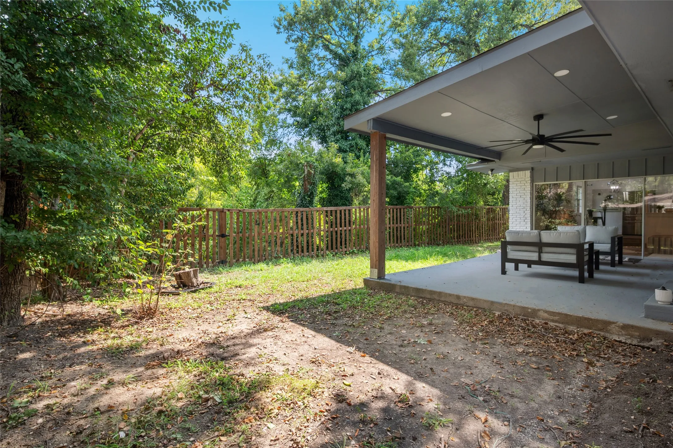 Single Family Residence For Sale in Dallas County , 912 Glen Oaks Boulevard, Dallas, Texas 75232, 3 Bedroom, 3 Bathroom, 2 Garage spaces, 2,058 Sqft, built in 1964, mls#21197996, Real Estate Agent in Dallas, Homes For Sale in Dallas county, Homes For Sale in Dallas, Realtor in Dallas Texas, Real Estate Brokerage Independent Realty Texas, Luminita Cordes Realtor