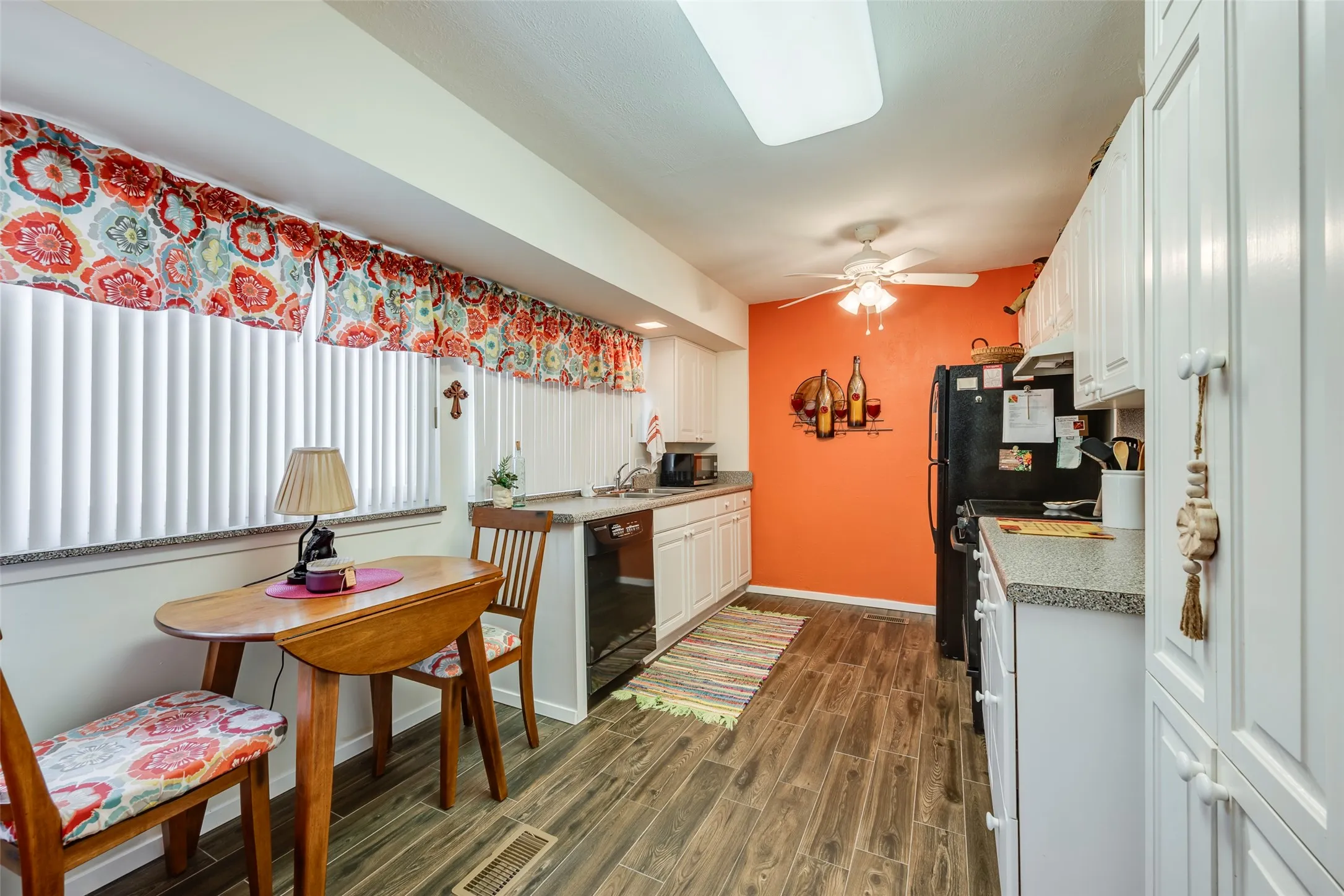 Condominium For Sale in Hood County , 5200 Country Club Drive, De Cordova, Texas 76049, 2 Bedroom, 2 Bathroom, 1 Garage spaces, 903 Sqft, built in 1973, Preowned, mls#21198750, Real Estate Agent in De Cordova, Homes For Sale in Hood county, Homes For Sale in De Cordova, Realtor in De Cordova Texas, Real Estate Brokerage Independent Realty Texas, Luminita Cordes Realtor