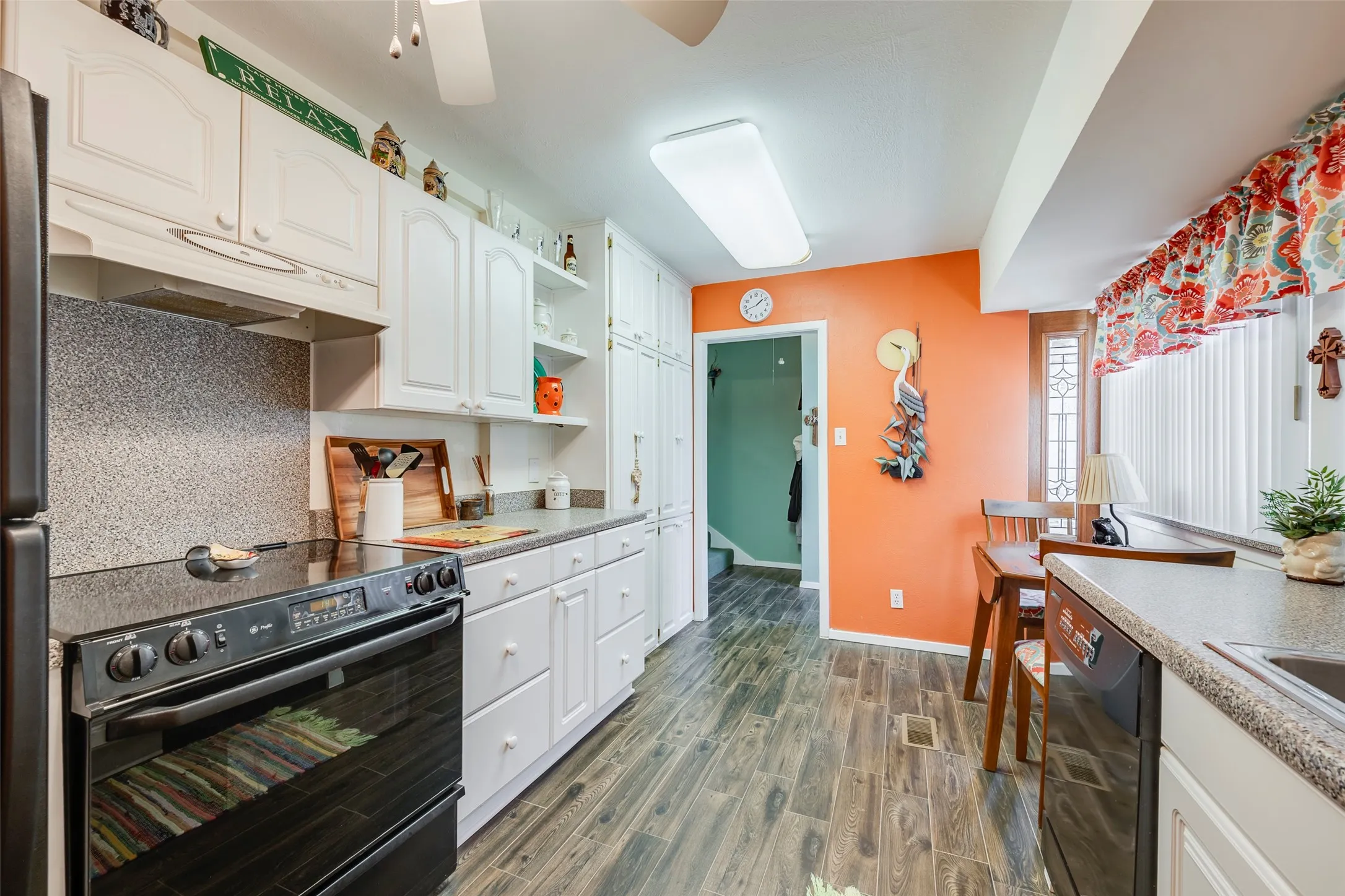 Condominium For Sale in Hood County , 5200 Country Club Drive, De Cordova, Texas 76049, 2 Bedroom, 2 Bathroom, 1 Garage spaces, 903 Sqft, built in 1973, Preowned, mls#21198750, Real Estate Agent in De Cordova, Homes For Sale in Hood county, Homes For Sale in De Cordova, Realtor in De Cordova Texas, Real Estate Brokerage Independent Realty Texas, Luminita Cordes Realtor