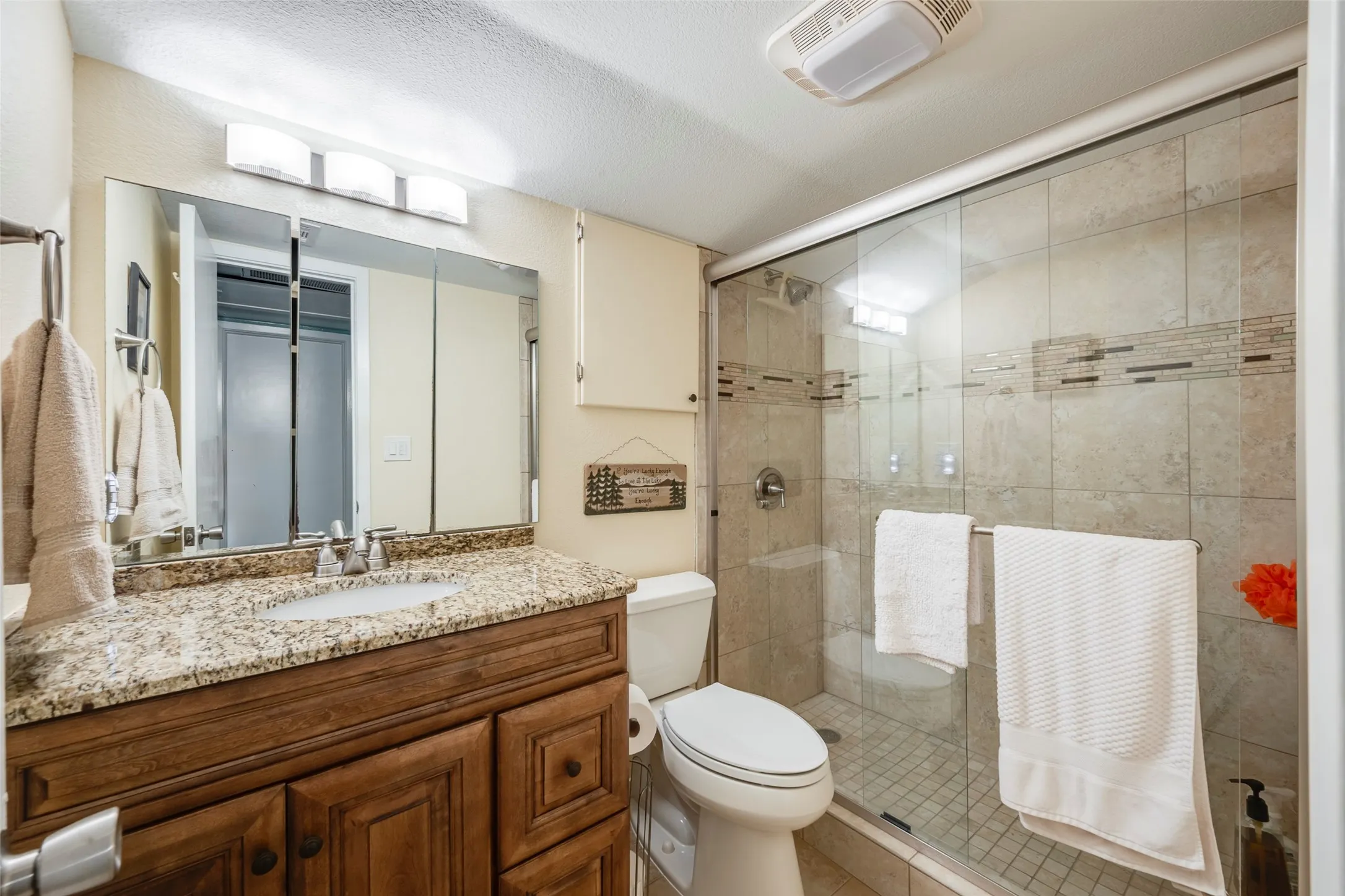 Condominium For Sale in Hood County , 5200 Country Club Drive, De Cordova, Texas 76049, 2 Bedroom, 2 Bathroom, 1 Garage spaces, 903 Sqft, built in 1973, Preowned, mls#21198750, Real Estate Agent in De Cordova, Homes For Sale in Hood county, Homes For Sale in De Cordova, Realtor in De Cordova Texas, Real Estate Brokerage Independent Realty Texas, Luminita Cordes Realtor