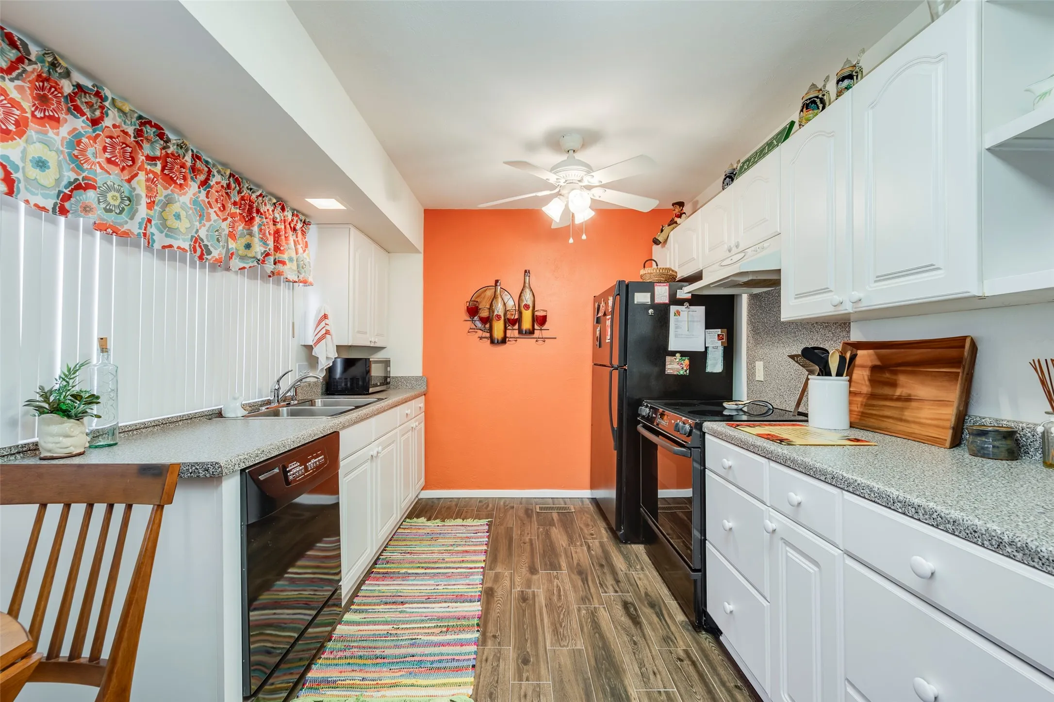 Condominium For Sale in Hood County , 5200 Country Club Drive, De Cordova, Texas 76049, 2 Bedroom, 2 Bathroom, 1 Garage spaces, 903 Sqft, built in 1973, Preowned, mls#21198750, Real Estate Agent in De Cordova, Homes For Sale in Hood county, Homes For Sale in De Cordova, Realtor in De Cordova Texas, Real Estate Brokerage Independent Realty Texas, Luminita Cordes Realtor