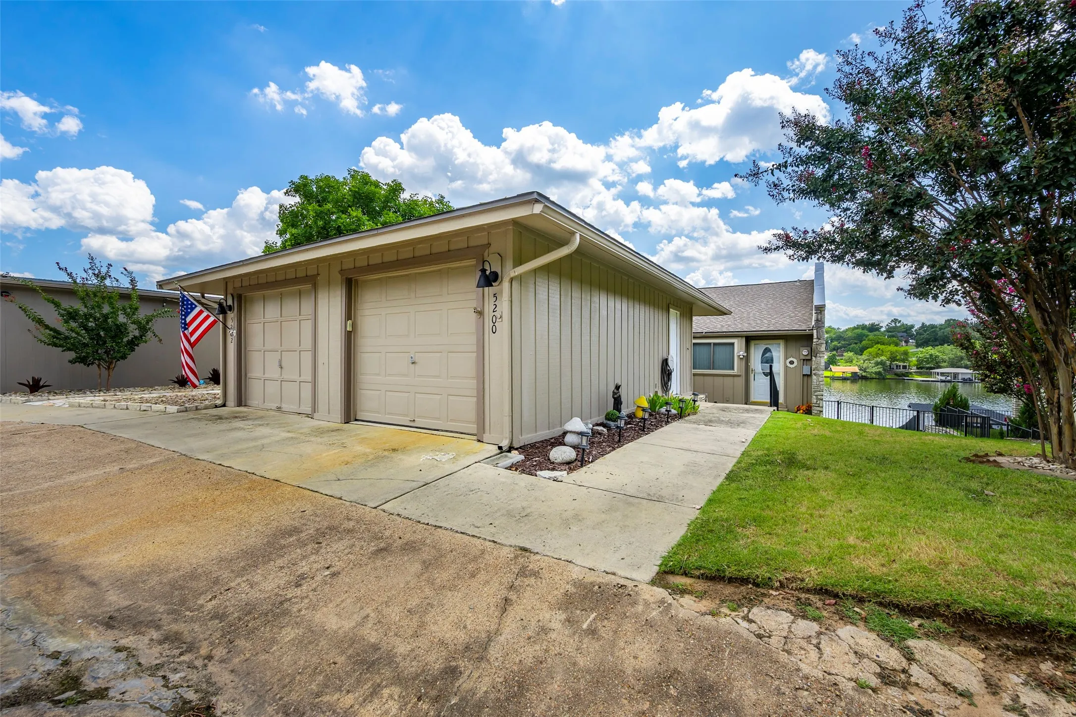 Condominium For Sale in Hood County , 5200 Country Club Drive, De Cordova, Texas 76049, 2 Bedroom, 2 Bathroom, 1 Garage spaces, 903 Sqft, built in 1973, Preowned, mls#21198750, Real Estate Agent in De Cordova, Homes For Sale in Hood county, Homes For Sale in De Cordova, Realtor in De Cordova Texas, Real Estate Brokerage Independent Realty Texas, Luminita Cordes Realtor