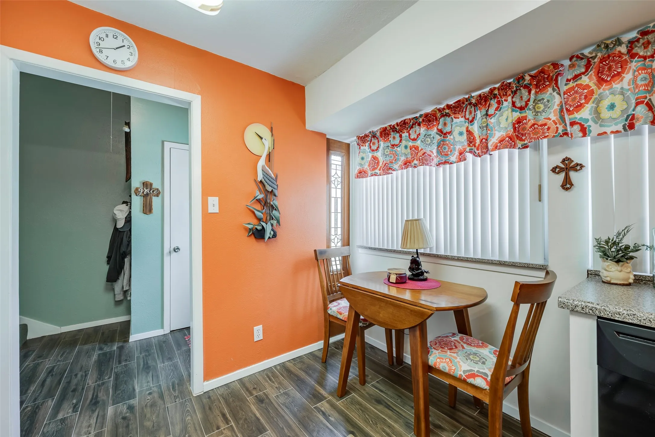 Condominium For Sale in Hood County , 5200 Country Club Drive, De Cordova, Texas 76049, 2 Bedroom, 2 Bathroom, 1 Garage spaces, 903 Sqft, built in 1973, Preowned, mls#21198750, Real Estate Agent in De Cordova, Homes For Sale in Hood county, Homes For Sale in De Cordova, Realtor in De Cordova Texas, Real Estate Brokerage Independent Realty Texas, Luminita Cordes Realtor
