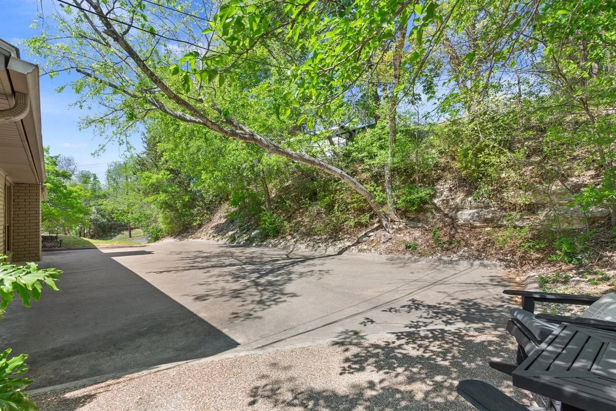 Single Family Residence For Sale in Mc Lennan County , 1033 Wedgewood Drive, Woodway, Texas 76712, 3 Bedroom, 3 Bathroom, 2 Garage spaces, 2,035 Sqft, built in 1977, Preowned, mls#21196470, Real Estate Agent in Woodway, Homes For Sale in Mc Lennan county, Homes For Sale in Woodway, Realtor in Woodway Texas, Real Estate Brokerage Independent Realty Texas, Luminita Cordes Realtor