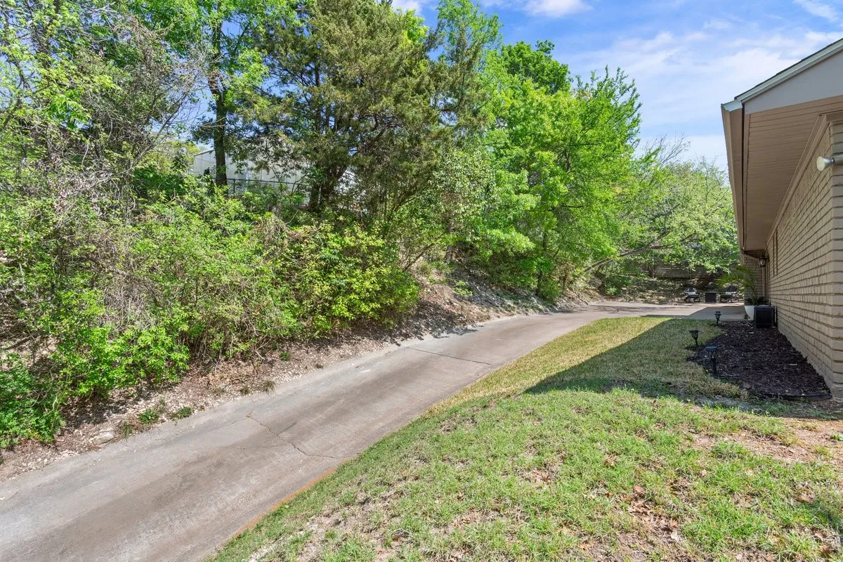 Single Family Residence For Sale in Mc Lennan County , 1033 Wedgewood Drive, Woodway, Texas 76712, 3 Bedroom, 3 Bathroom, 2 Garage spaces, 2,035 Sqft, built in 1977, Preowned, mls#21196470, Real Estate Agent in Woodway, Homes For Sale in Mc Lennan county, Homes For Sale in Woodway, Realtor in Woodway Texas, Real Estate Brokerage Independent Realty Texas, Luminita Cordes Realtor