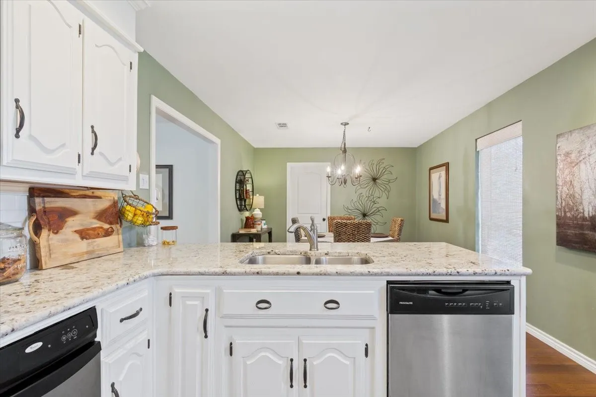 Single Family Residence For Sale in Mc Lennan County , 1033 Wedgewood Drive, Woodway, Texas 76712, 3 Bedroom, 3 Bathroom, 2 Garage spaces, 2,035 Sqft, built in 1977, Preowned, mls#21196470, Real Estate Agent in Woodway, Homes For Sale in Mc Lennan county, Homes For Sale in Woodway, Realtor in Woodway Texas, Real Estate Brokerage Independent Realty Texas, Luminita Cordes Realtor