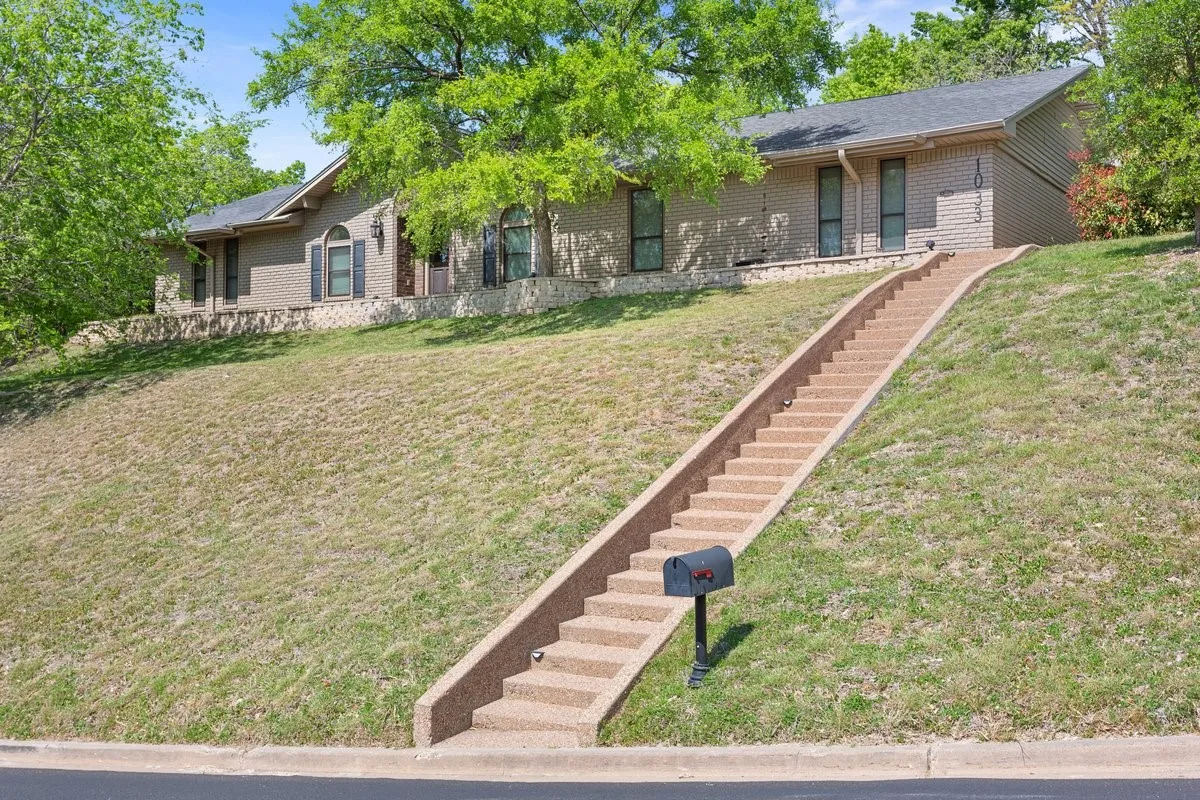 Single Family Residence For Sale in Mc Lennan County , 1033 Wedgewood Drive, Woodway, Texas 76712, 3 Bedroom, 3 Bathroom, 2 Garage spaces, 2,035 Sqft, built in 1977, Preowned, mls#21196470, Real Estate Agent in Woodway, Homes For Sale in Mc Lennan county, Homes For Sale in Woodway, Realtor in Woodway Texas, Real Estate Brokerage Independent Realty Texas, Luminita Cordes Realtor