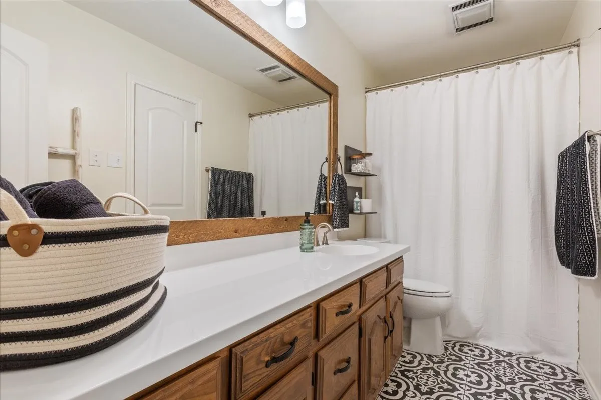 Single Family Residence For Sale in Mc Lennan County , 1033 Wedgewood Drive, Woodway, Texas 76712, 3 Bedroom, 3 Bathroom, 2 Garage spaces, 2,035 Sqft, built in 1977, Preowned, mls#21196470, Real Estate Agent in Woodway, Homes For Sale in Mc Lennan county, Homes For Sale in Woodway, Realtor in Woodway Texas, Real Estate Brokerage Independent Realty Texas, Luminita Cordes Realtor