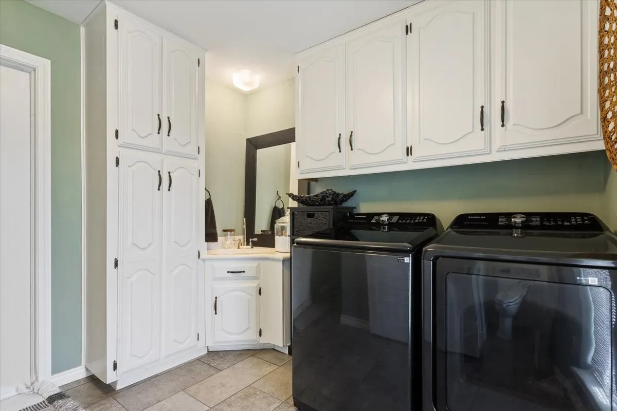 Single Family Residence For Sale in Mc Lennan County , 1033 Wedgewood Drive, Woodway, Texas 76712, 3 Bedroom, 3 Bathroom, 2 Garage spaces, 2,035 Sqft, built in 1977, Preowned, mls#21196470, Real Estate Agent in Woodway, Homes For Sale in Mc Lennan county, Homes For Sale in Woodway, Realtor in Woodway Texas, Real Estate Brokerage Independent Realty Texas, Luminita Cordes Realtor