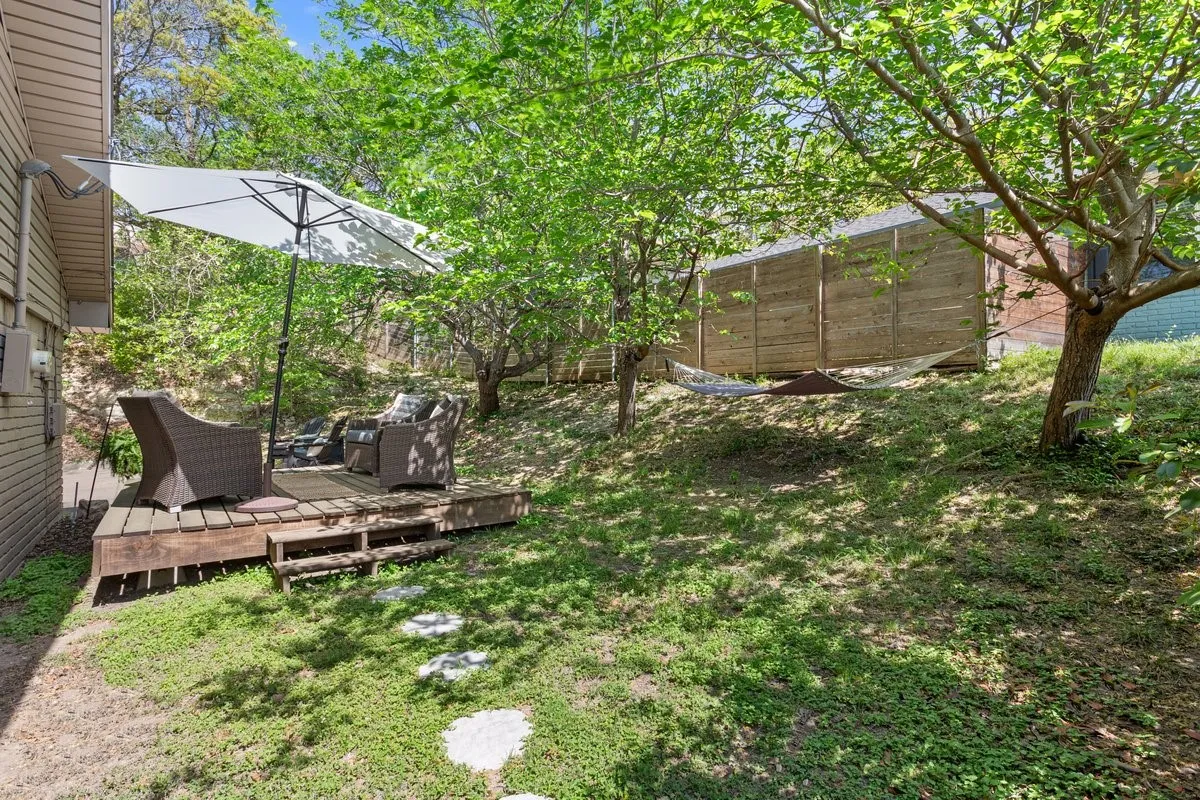 Single Family Residence For Sale in Mc Lennan County , 1033 Wedgewood Drive, Woodway, Texas 76712, 3 Bedroom, 3 Bathroom, 2 Garage spaces, 2,035 Sqft, built in 1977, Preowned, mls#21196470, Real Estate Agent in Woodway, Homes For Sale in Mc Lennan county, Homes For Sale in Woodway, Realtor in Woodway Texas, Real Estate Brokerage Independent Realty Texas, Luminita Cordes Realtor