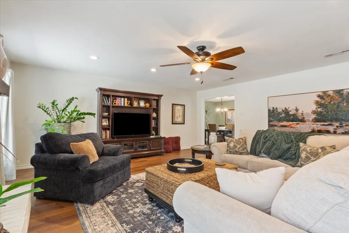 Single Family Residence For Sale in Mc Lennan County , 1033 Wedgewood Drive, Woodway, Texas 76712, 3 Bedroom, 3 Bathroom, 2 Garage spaces, 2,035 Sqft, built in 1977, Preowned, mls#21196470, Real Estate Agent in Woodway, Homes For Sale in Mc Lennan county, Homes For Sale in Woodway, Realtor in Woodway Texas, Real Estate Brokerage Independent Realty Texas, Luminita Cordes Realtor