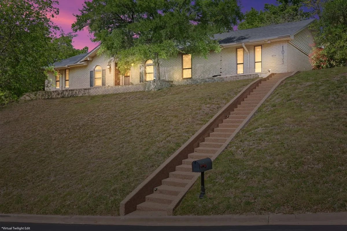 Single Family Residence For Sale in Mc Lennan County , 1033 Wedgewood Drive, Woodway, Texas 76712, 3 Bedroom, 3 Bathroom, 2 Garage spaces, 2,035 Sqft, built in 1977, Preowned, mls#21196470, Real Estate Agent in Woodway, Homes For Sale in Mc Lennan county, Homes For Sale in Woodway, Realtor in Woodway Texas, Real Estate Brokerage Independent Realty Texas, Luminita Cordes Realtor