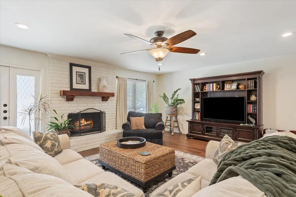 Single Family Residence For Sale in Mc Lennan County , 1033 Wedgewood Drive, Woodway, Texas 76712, 3 Bedroom, 3 Bathroom, 2 Garage spaces, 2,035 Sqft, built in 1977, Preowned, mls#21196470, Real Estate Agent in Woodway, Homes For Sale in Mc Lennan county, Homes For Sale in Woodway, Realtor in Woodway Texas, Real Estate Brokerage Independent Realty Texas, Luminita Cordes Realtor