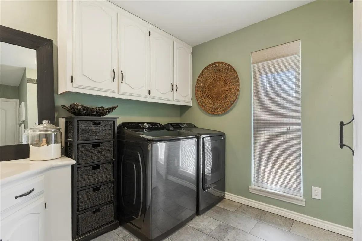 Single Family Residence For Sale in Mc Lennan County , 1033 Wedgewood Drive, Woodway, Texas 76712, 3 Bedroom, 3 Bathroom, 2 Garage spaces, 2,035 Sqft, built in 1977, Preowned, mls#21196470, Real Estate Agent in Woodway, Homes For Sale in Mc Lennan county, Homes For Sale in Woodway, Realtor in Woodway Texas, Real Estate Brokerage Independent Realty Texas, Luminita Cordes Realtor