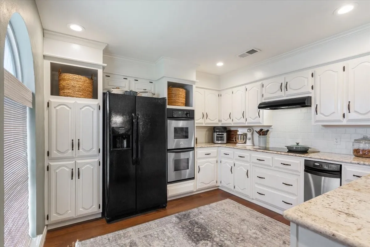 Single Family Residence For Sale in Mc Lennan County , 1033 Wedgewood Drive, Woodway, Texas 76712, 3 Bedroom, 3 Bathroom, 2 Garage spaces, 2,035 Sqft, built in 1977, Preowned, mls#21196470, Real Estate Agent in Woodway, Homes For Sale in Mc Lennan county, Homes For Sale in Woodway, Realtor in Woodway Texas, Real Estate Brokerage Independent Realty Texas, Luminita Cordes Realtor