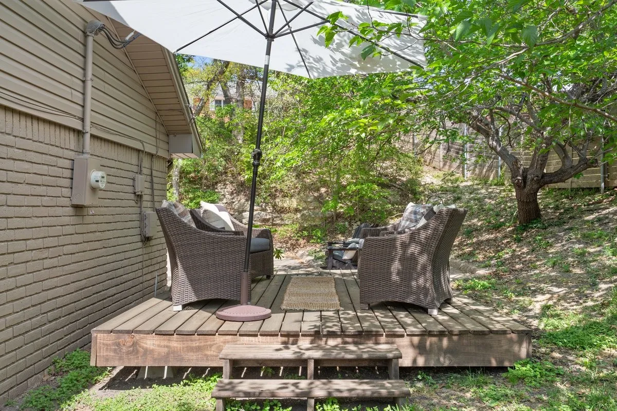 Single Family Residence For Sale in Mc Lennan County , 1033 Wedgewood Drive, Woodway, Texas 76712, 3 Bedroom, 3 Bathroom, 2 Garage spaces, 2,035 Sqft, built in 1977, Preowned, mls#21196470, Real Estate Agent in Woodway, Homes For Sale in Mc Lennan county, Homes For Sale in Woodway, Realtor in Woodway Texas, Real Estate Brokerage Independent Realty Texas, Luminita Cordes Realtor