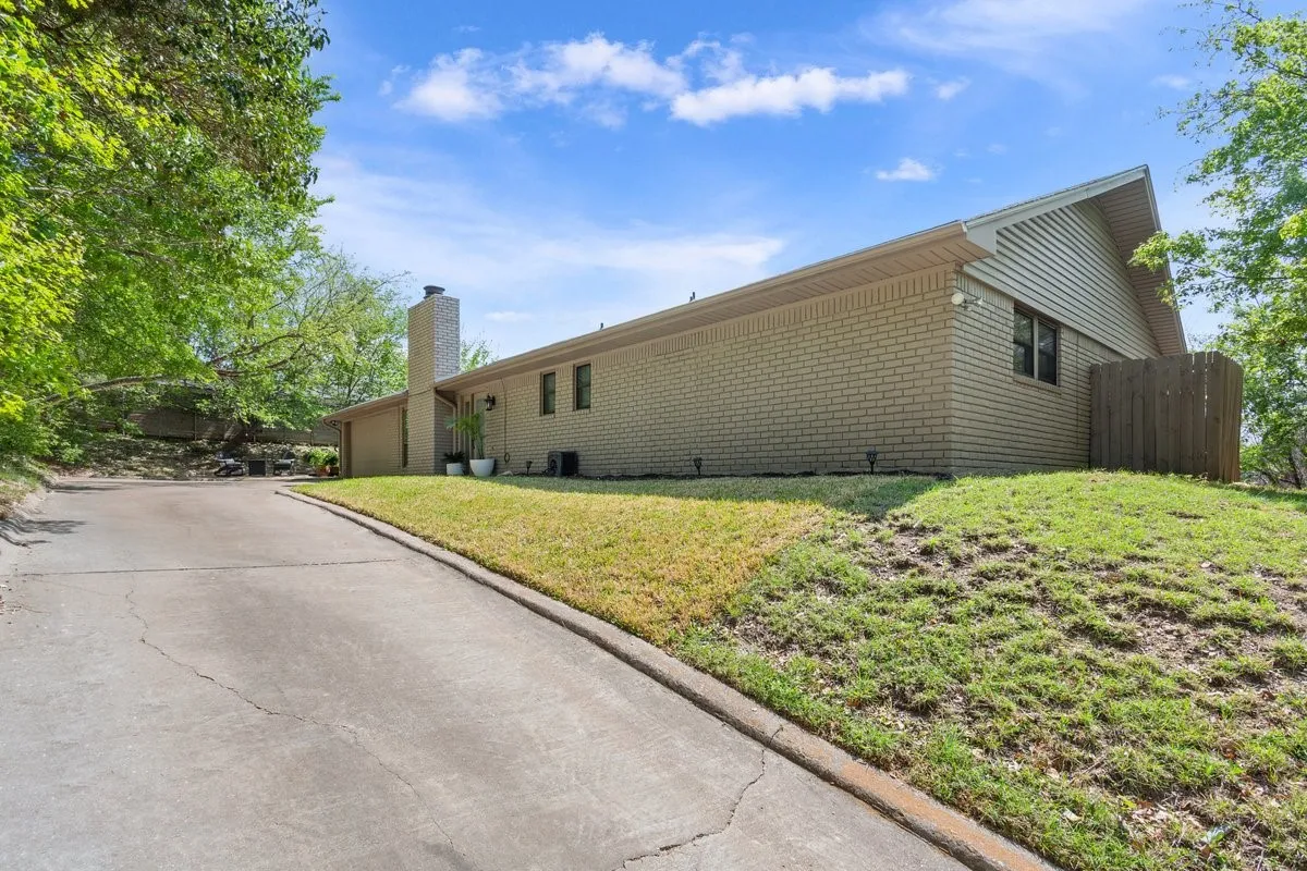 Single Family Residence For Sale in Mc Lennan County , 1033 Wedgewood Drive, Woodway, Texas 76712, 3 Bedroom, 3 Bathroom, 2 Garage spaces, 2,035 Sqft, built in 1977, Preowned, mls#21196470, Real Estate Agent in Woodway, Homes For Sale in Mc Lennan county, Homes For Sale in Woodway, Realtor in Woodway Texas, Real Estate Brokerage Independent Realty Texas, Luminita Cordes Realtor