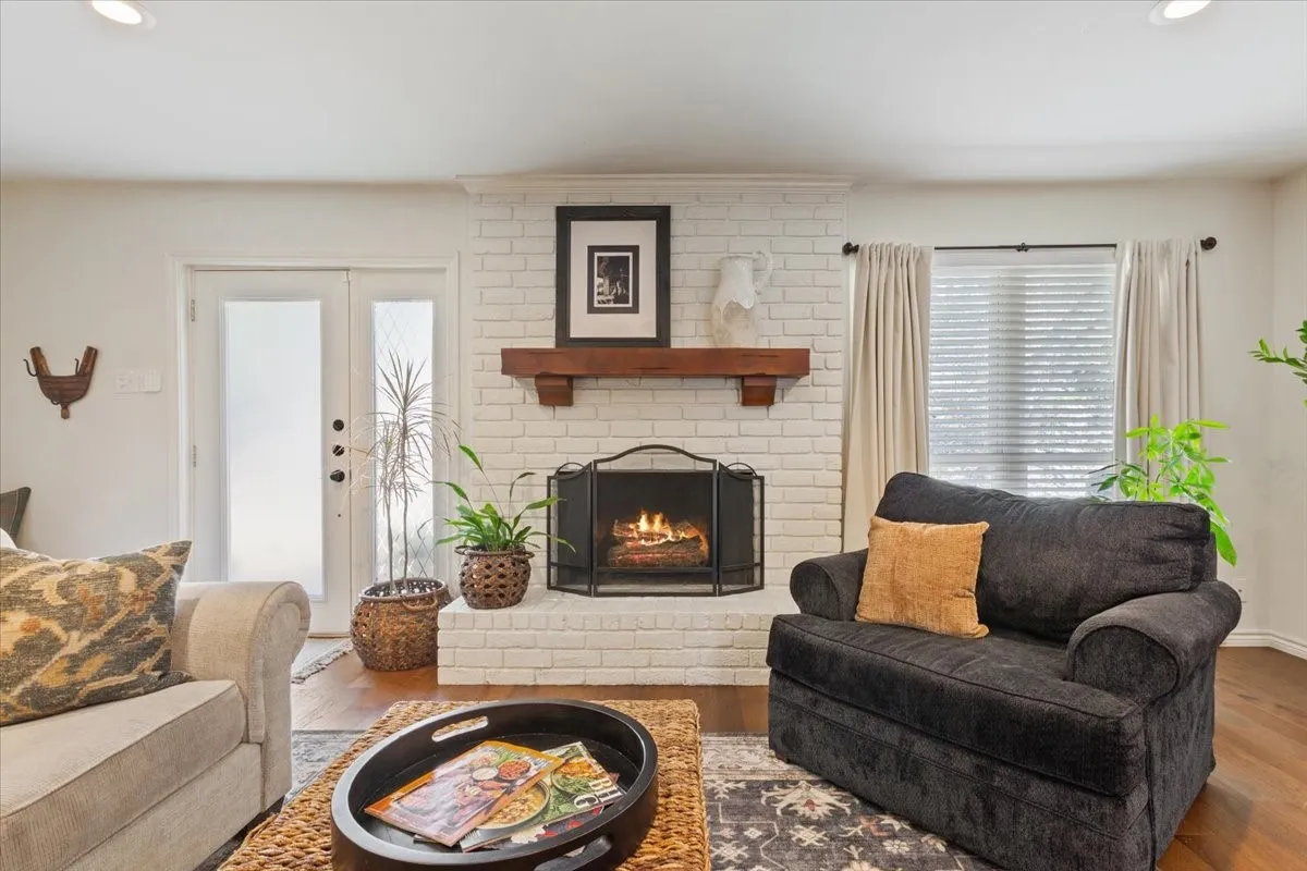 Single Family Residence For Sale in Mc Lennan County , 1033 Wedgewood Drive, Woodway, Texas 76712, 3 Bedroom, 3 Bathroom, 2 Garage spaces, 2,035 Sqft, built in 1977, Preowned, mls#21196470, Real Estate Agent in Woodway, Homes For Sale in Mc Lennan county, Homes For Sale in Woodway, Realtor in Woodway Texas, Real Estate Brokerage Independent Realty Texas, Luminita Cordes Realtor