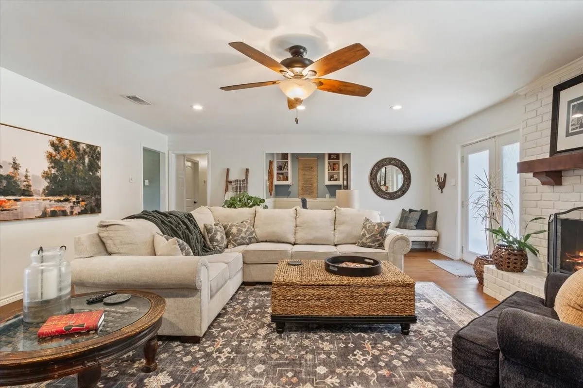 Single Family Residence For Sale in Mc Lennan County , 1033 Wedgewood Drive, Woodway, Texas 76712, 3 Bedroom, 3 Bathroom, 2 Garage spaces, 2,035 Sqft, built in 1977, Preowned, mls#21196470, Real Estate Agent in Woodway, Homes For Sale in Mc Lennan county, Homes For Sale in Woodway, Realtor in Woodway Texas, Real Estate Brokerage Independent Realty Texas, Luminita Cordes Realtor
