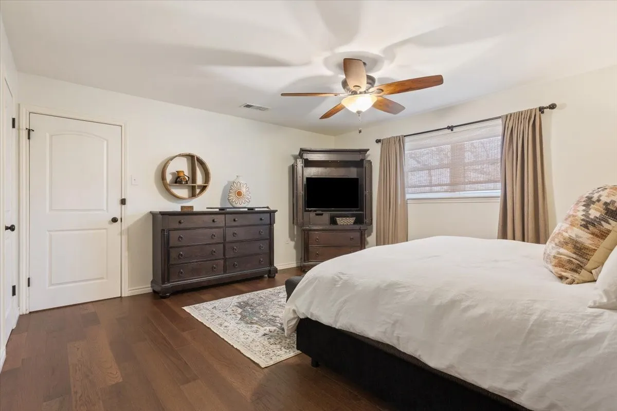 Single Family Residence For Sale in Mc Lennan County , 1033 Wedgewood Drive, Woodway, Texas 76712, 3 Bedroom, 3 Bathroom, 2 Garage spaces, 2,035 Sqft, built in 1977, Preowned, mls#21196470, Real Estate Agent in Woodway, Homes For Sale in Mc Lennan county, Homes For Sale in Woodway, Realtor in Woodway Texas, Real Estate Brokerage Independent Realty Texas, Luminita Cordes Realtor