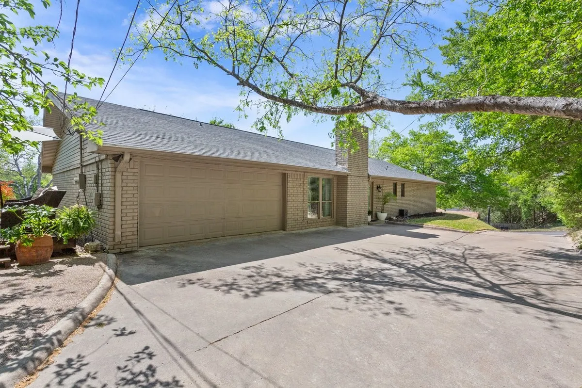Single Family Residence For Sale in Mc Lennan County , 1033 Wedgewood Drive, Woodway, Texas 76712, 3 Bedroom, 3 Bathroom, 2 Garage spaces, 2,035 Sqft, built in 1977, Preowned, mls#21196470, Real Estate Agent in Woodway, Homes For Sale in Mc Lennan county, Homes For Sale in Woodway, Realtor in Woodway Texas, Real Estate Brokerage Independent Realty Texas, Luminita Cordes Realtor